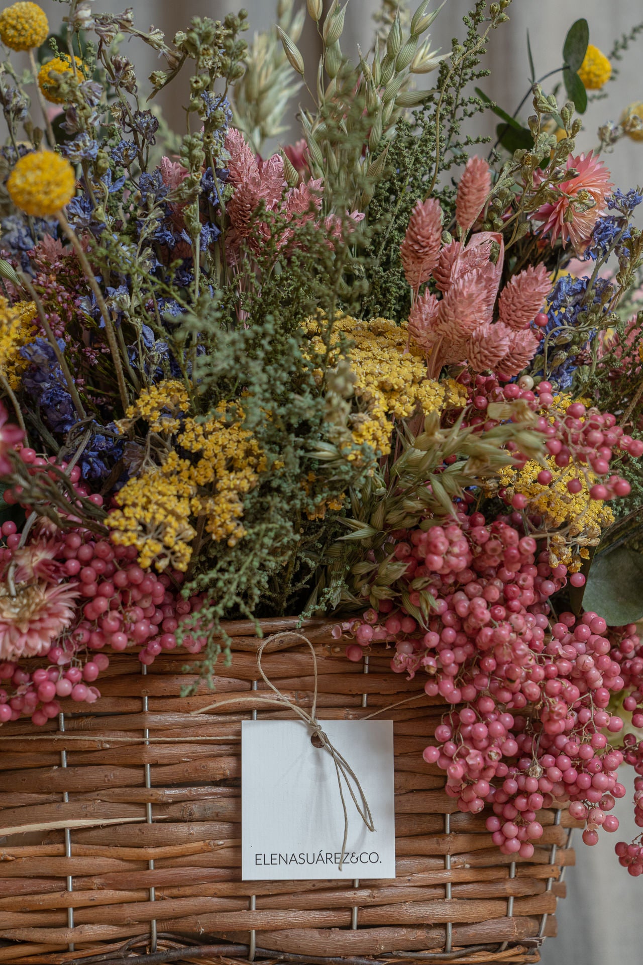 Cesto de Mimbre Ovalado Con Flores Preservadas 2