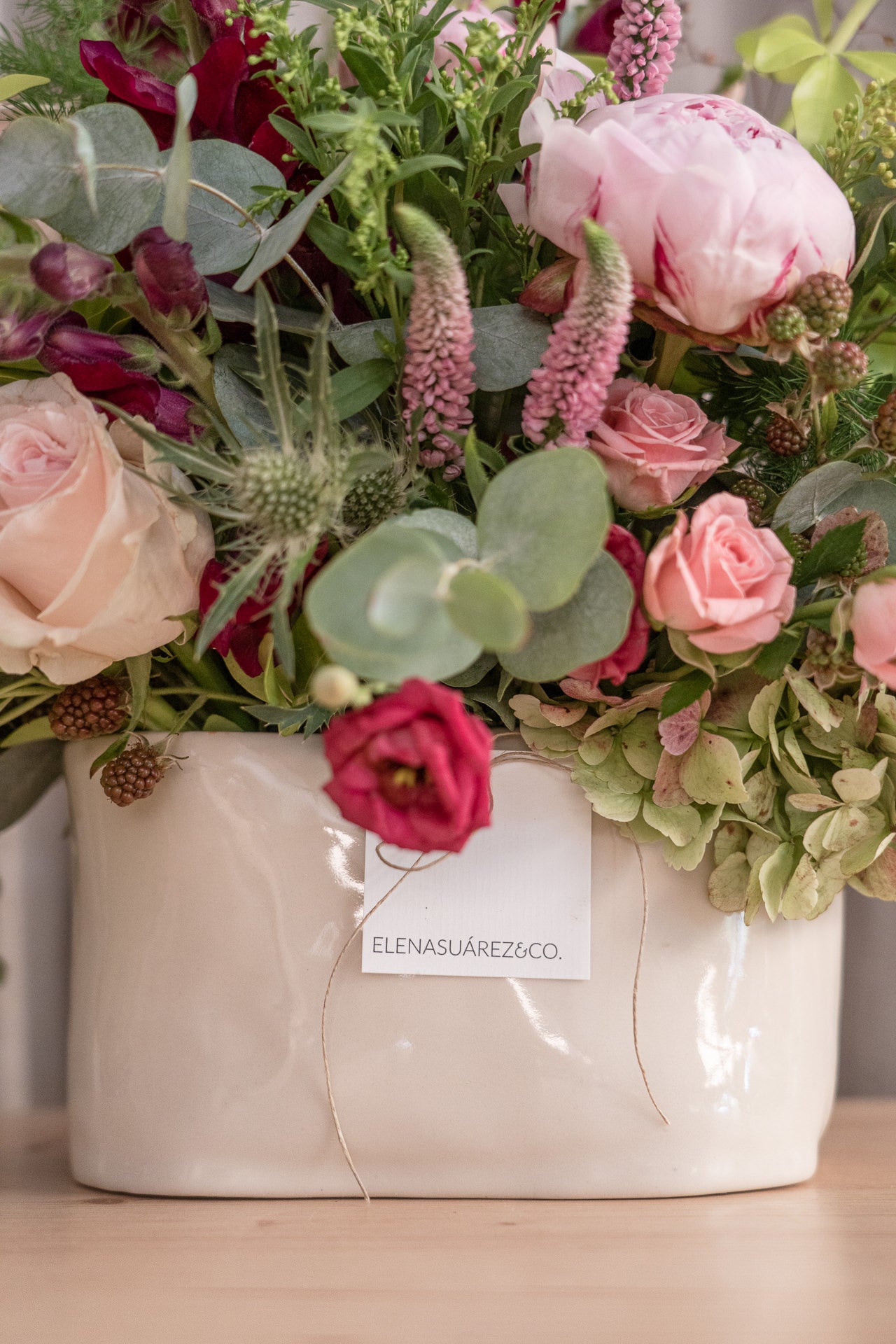 Jarrón Cerámico Ovalado con Flores Frescas 5