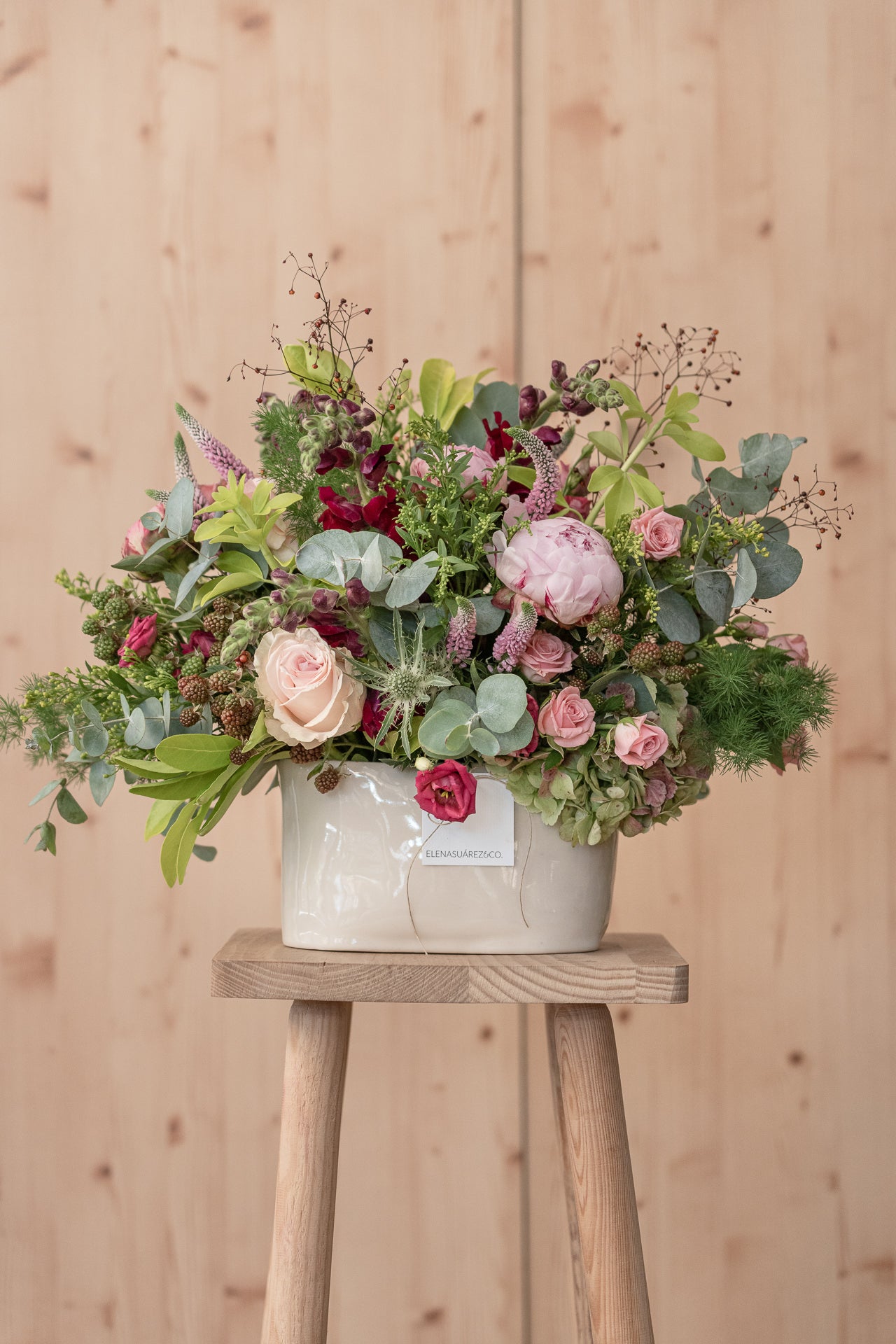 Jarrón Cerámico Ovalado con Flores Frescas 4