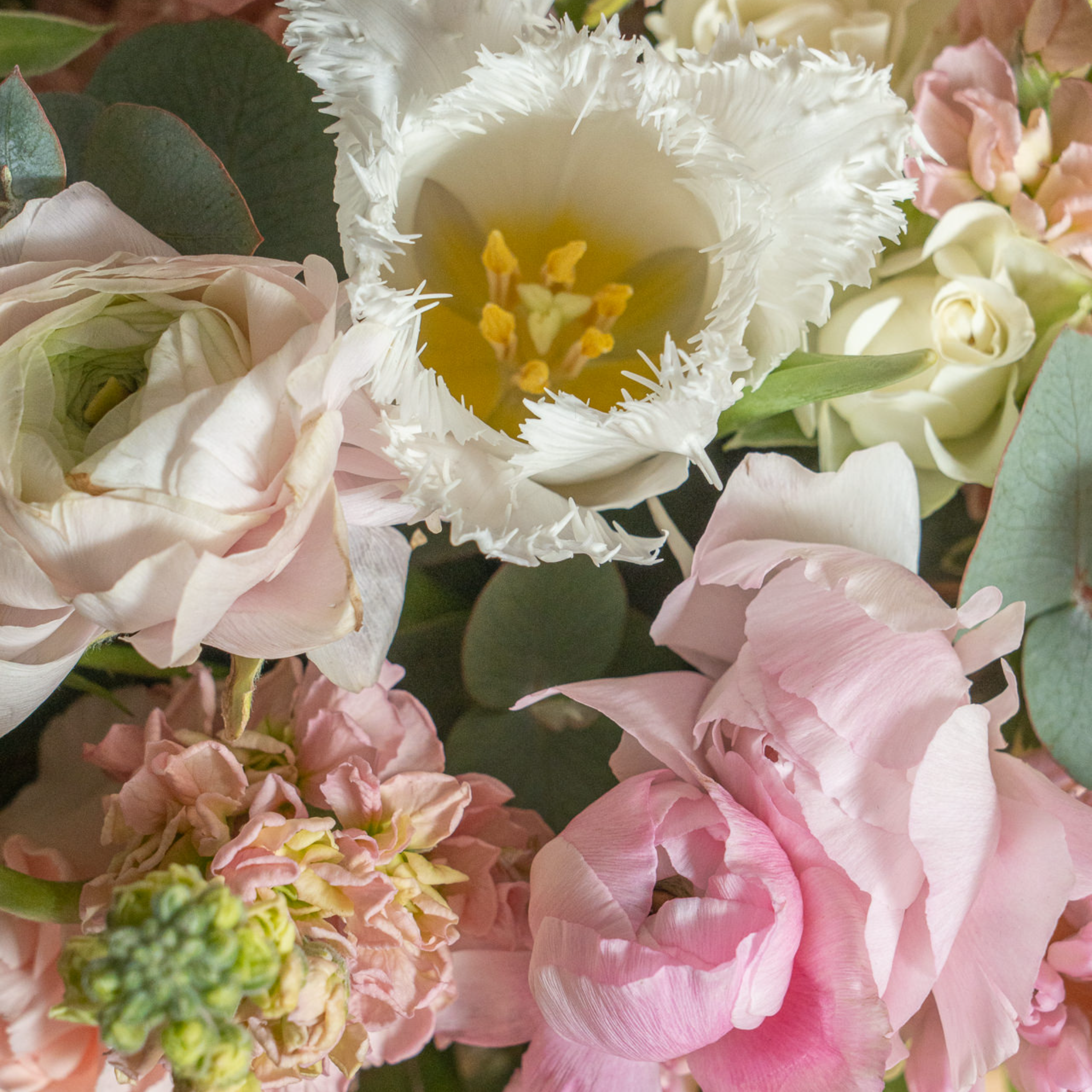 Caja de Madera con Flores Frescas 7
