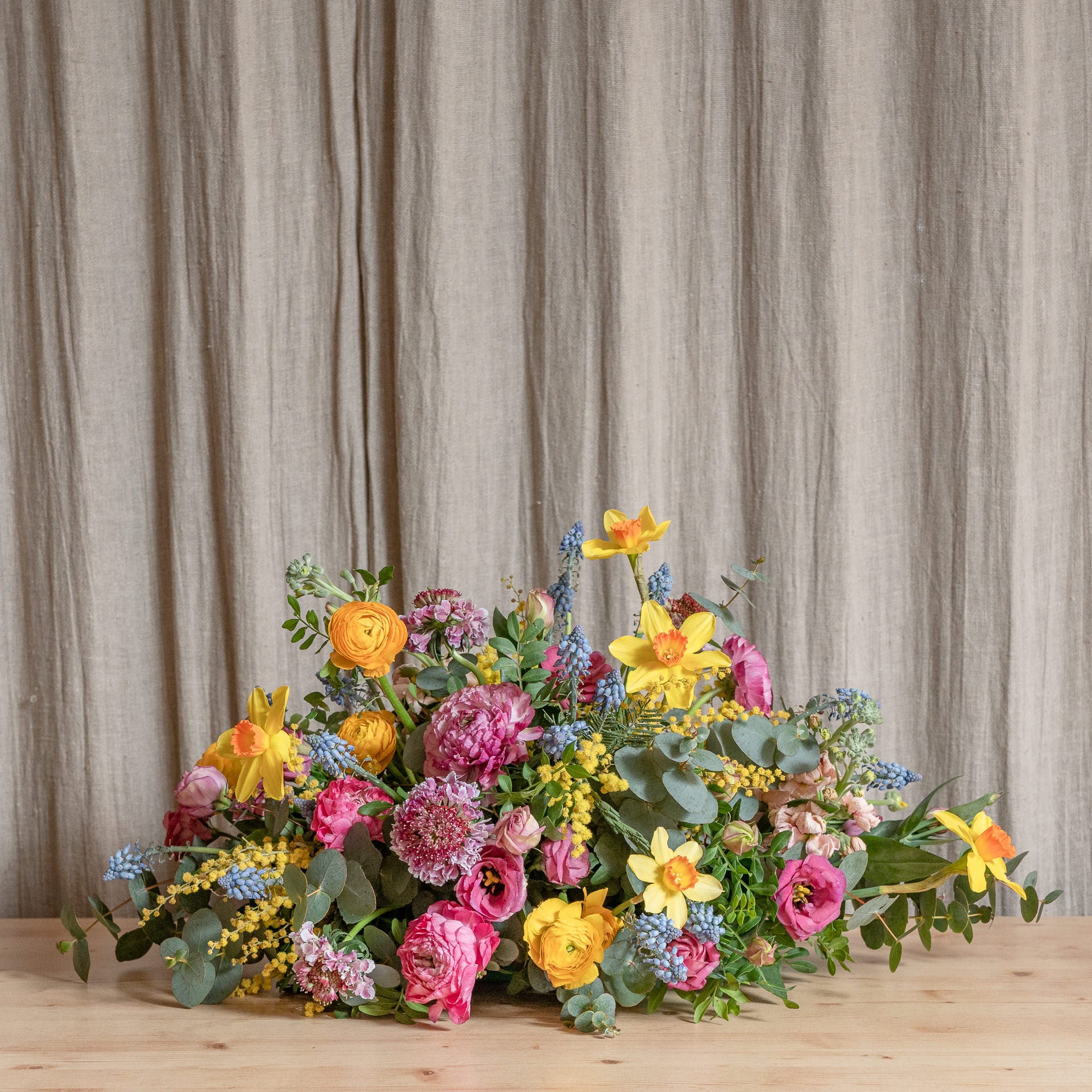 Centro de Mesa Alargado con Flores Frescas