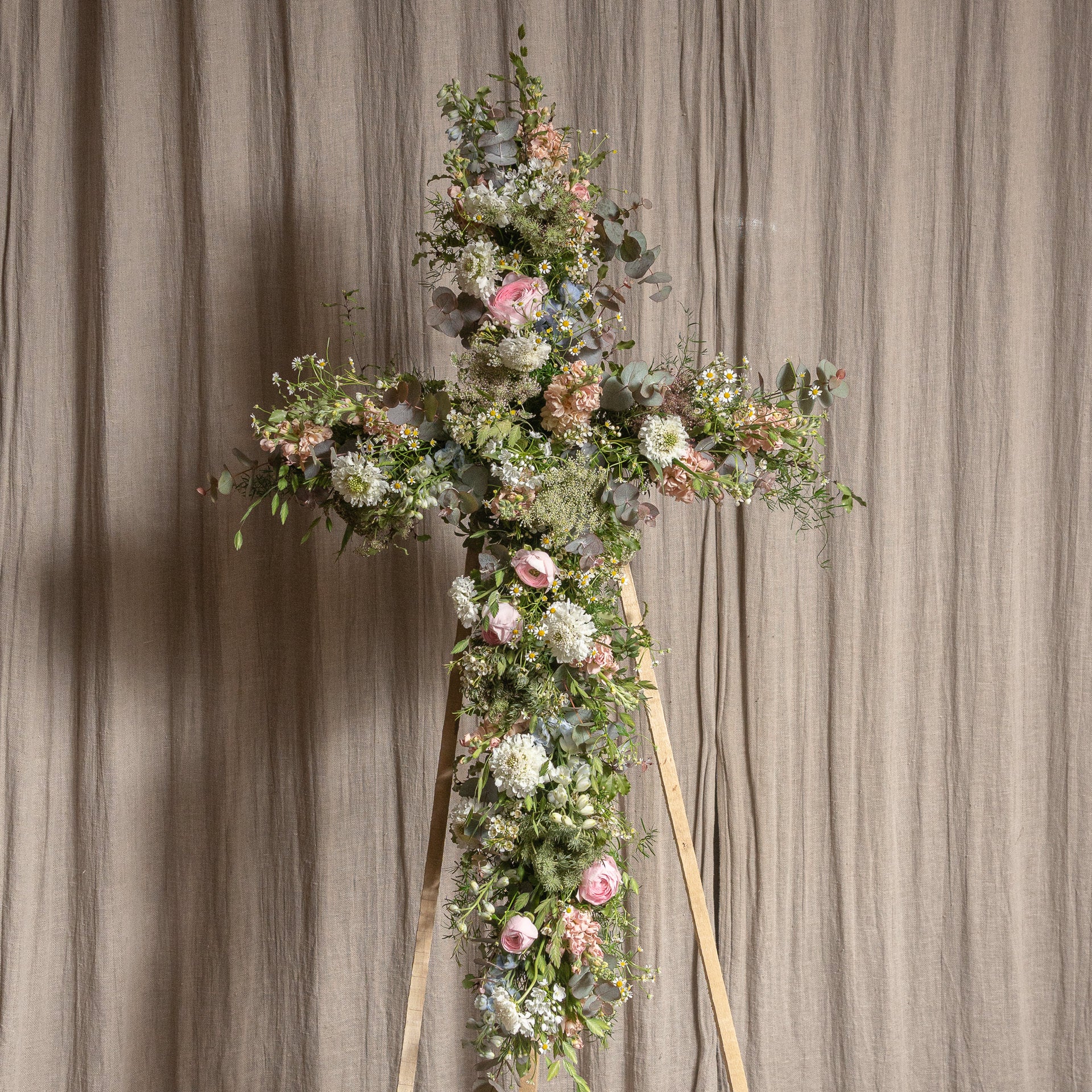 Cruz con Flores de Temporada