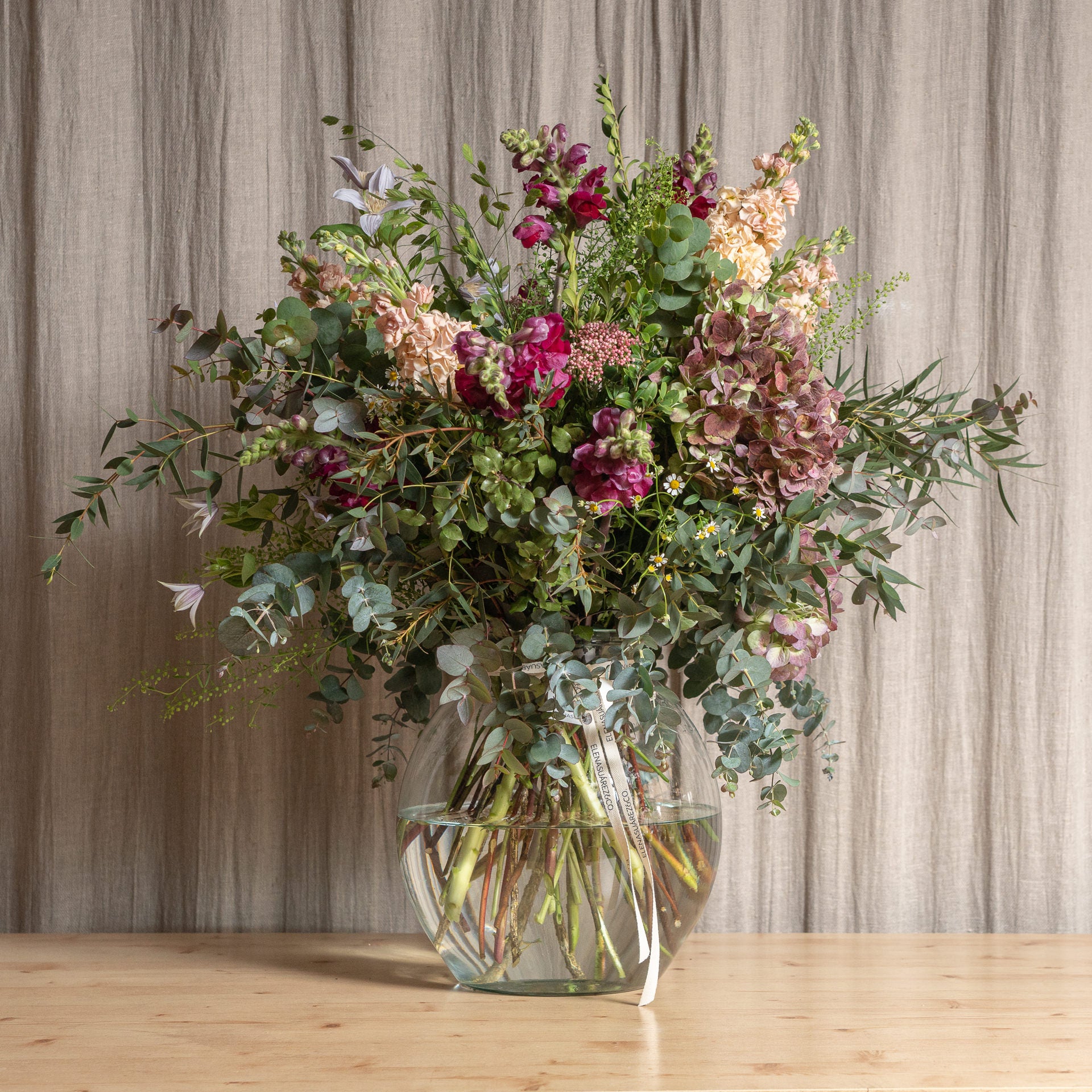 Jarrón Vidrio Reciclado con Flores Frescas 2