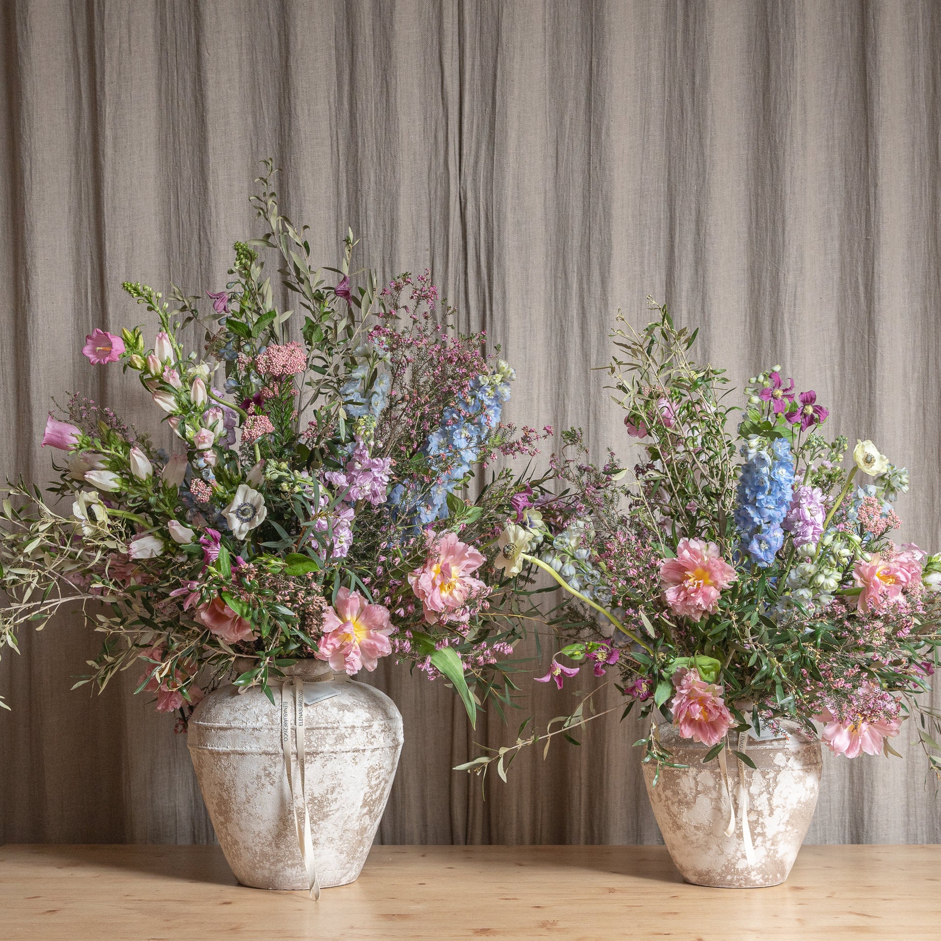 Jarrón Ánfora con Flores Frescas