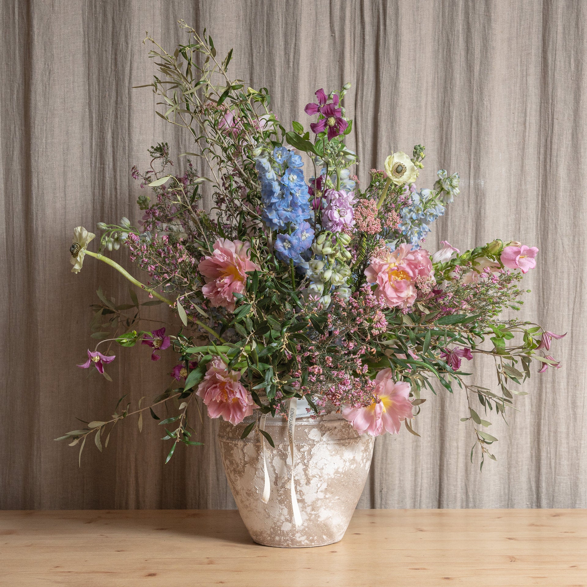 Jarrón Ánfora con Flores Frescas 6