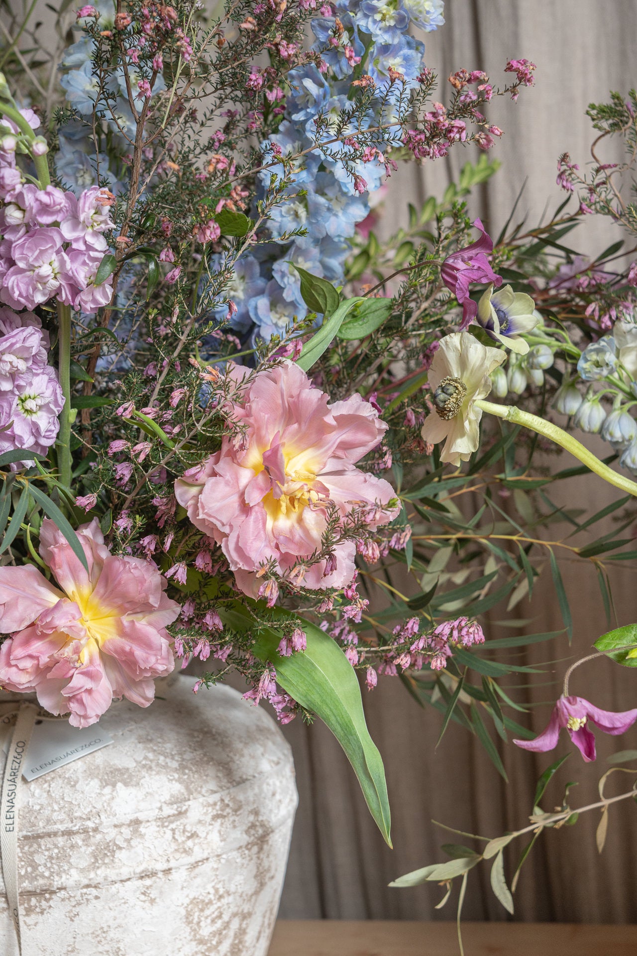 Jarrón Ánfora con Flores Frescas 3