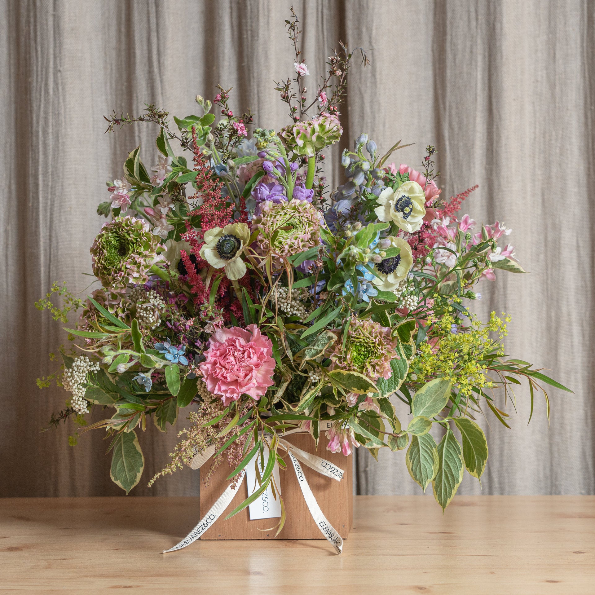 Caja de Madera con Flores Frescas