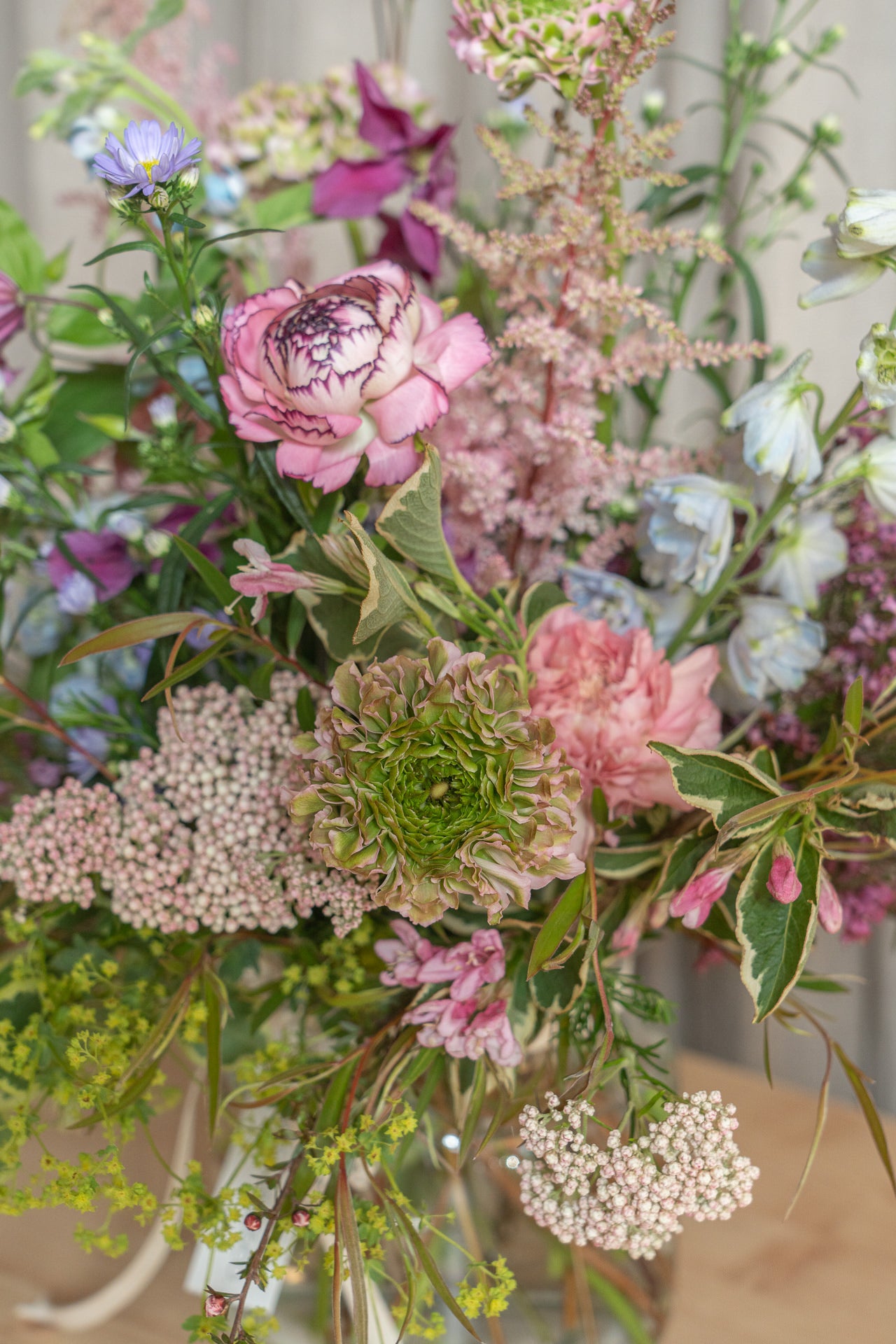 Jarrón de Vidrio con Flores Frescas 4