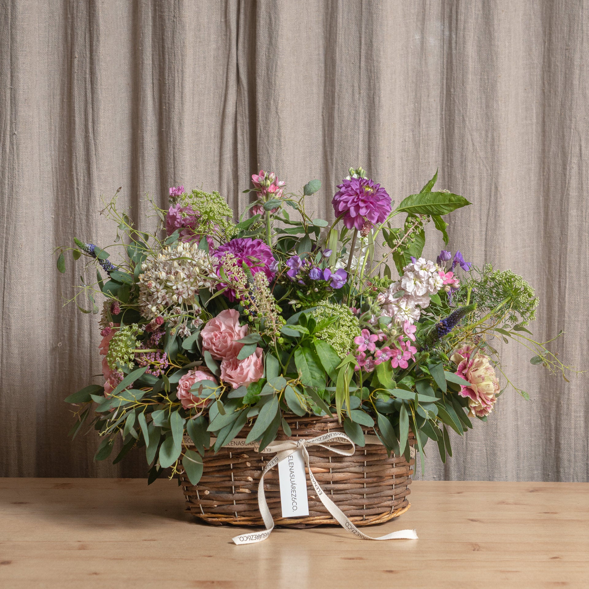 Cesto de Mimbre Ovalado con Flores Frescas