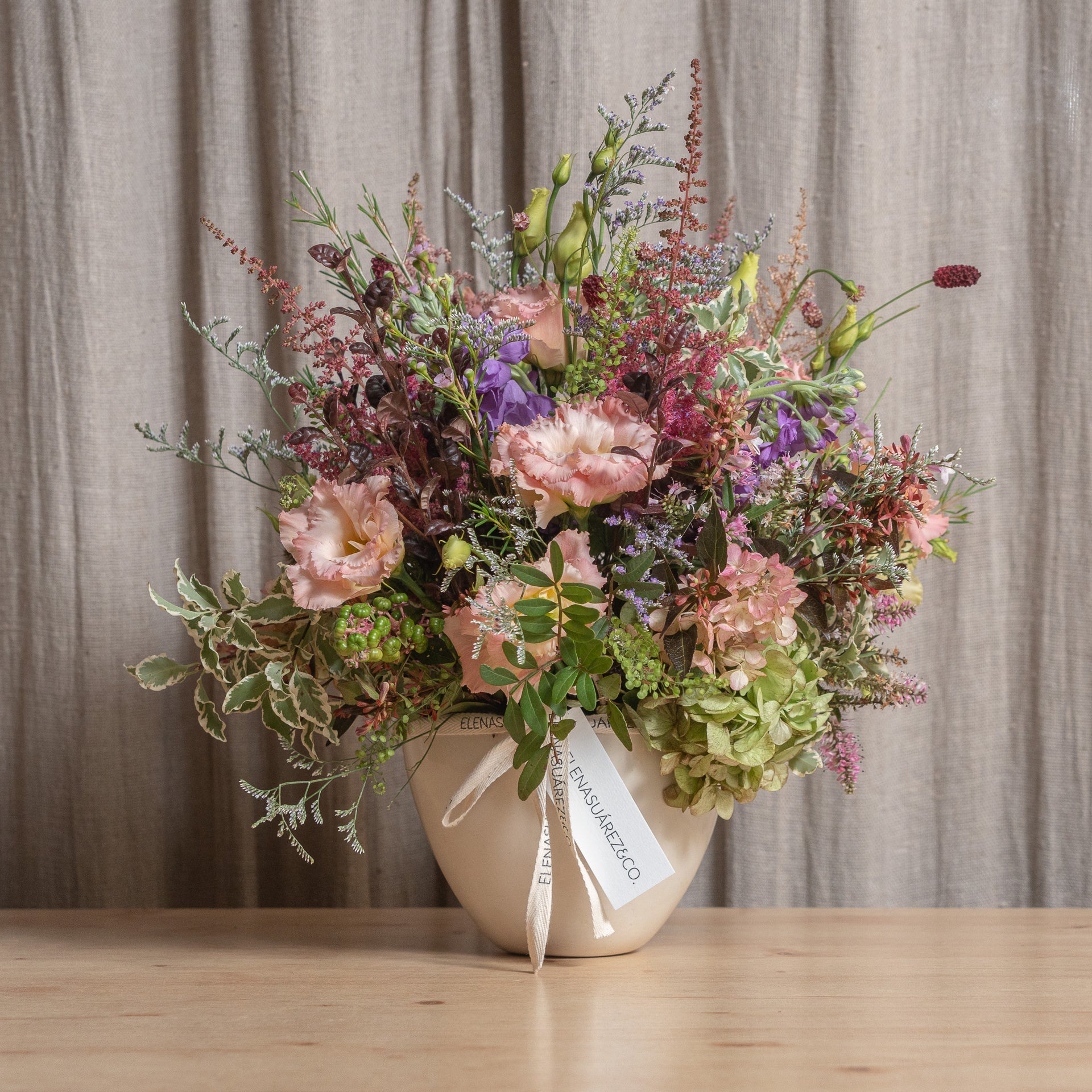 Cuenco Cerámico con Flores Frescas