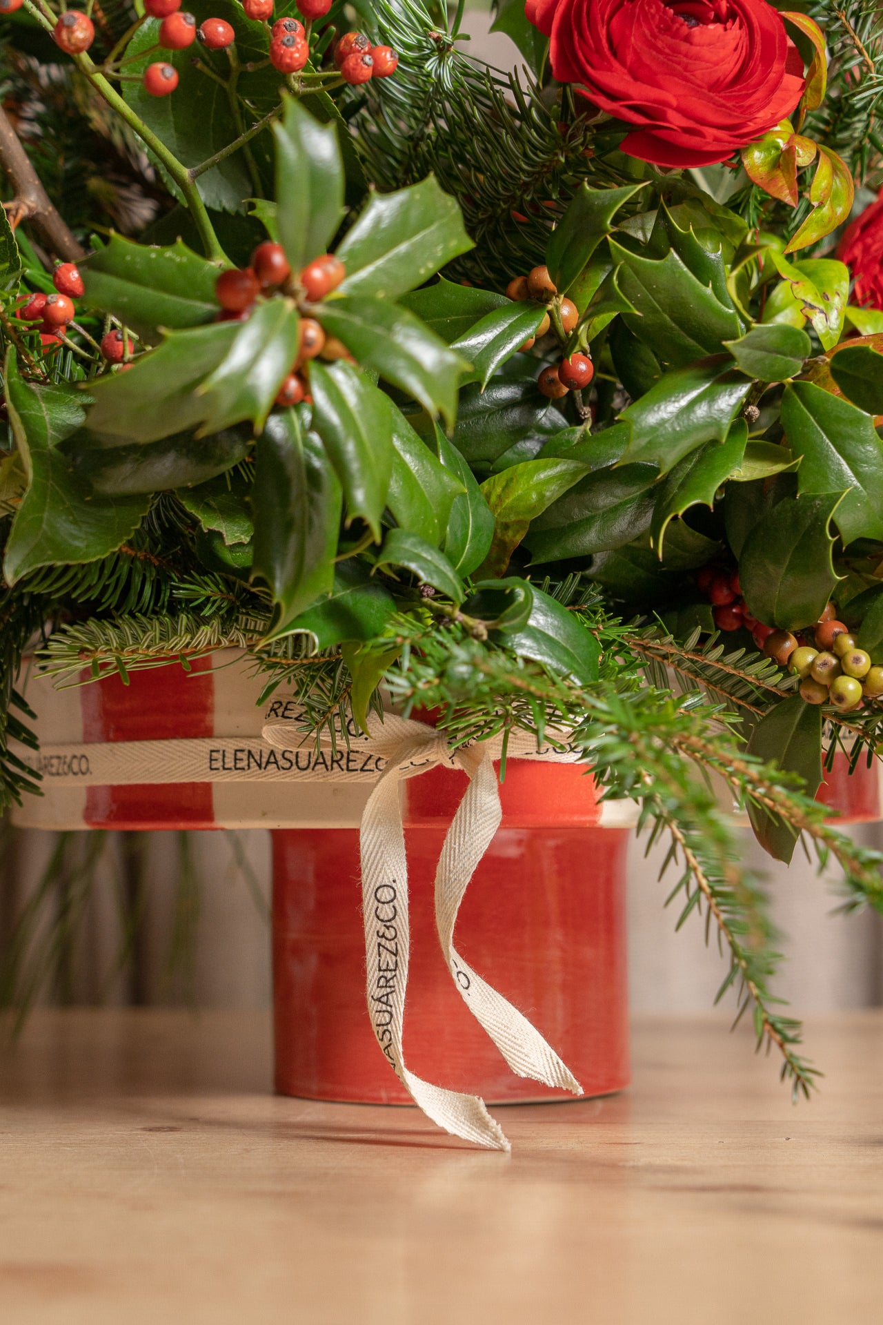 Frutero Rojo de Andrea Suárez con flores 2