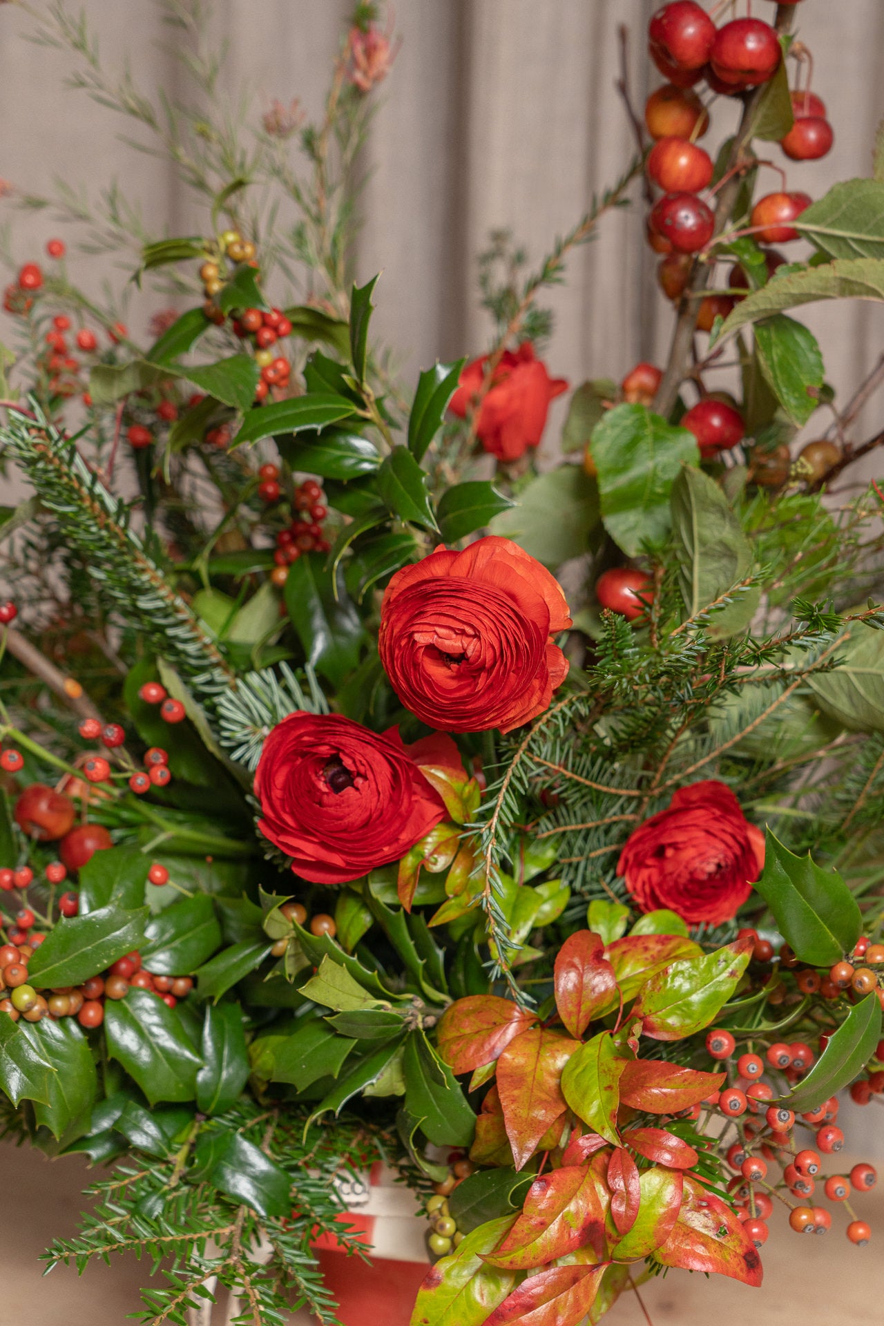 Frutero Rojo de Andrea Suárez con flores 3