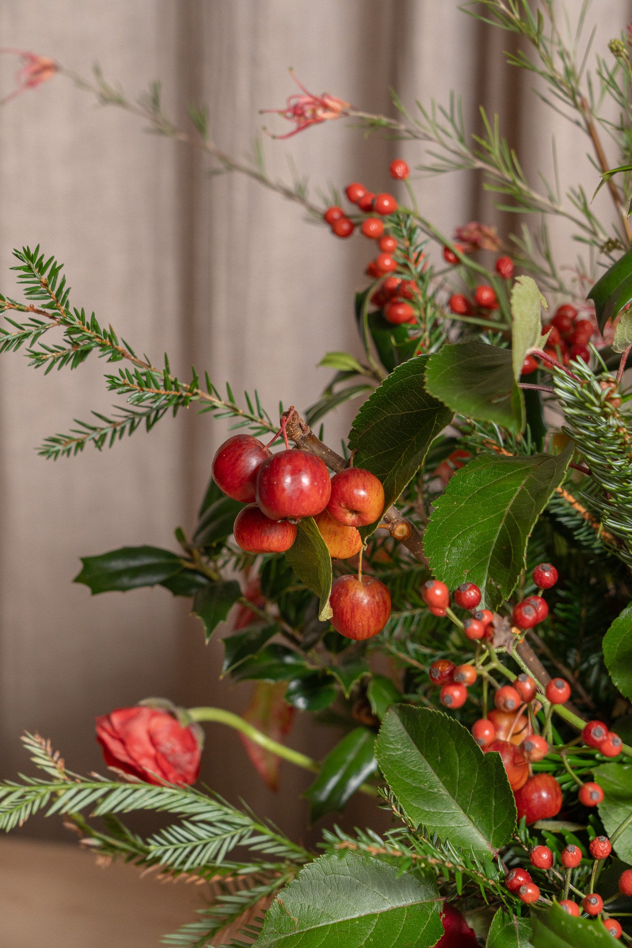 Frutero Rojo de Andrea Suárez con flores 6