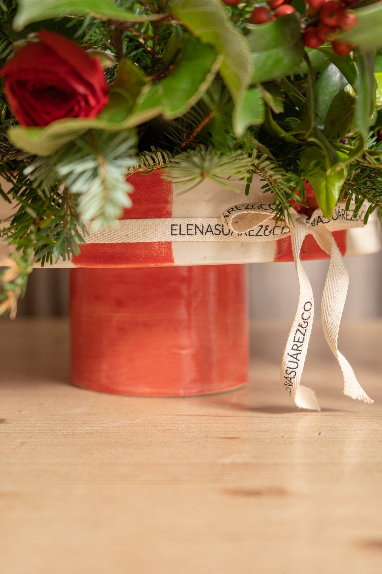 Frutero Rojo de Andrea Suárez con flores 4