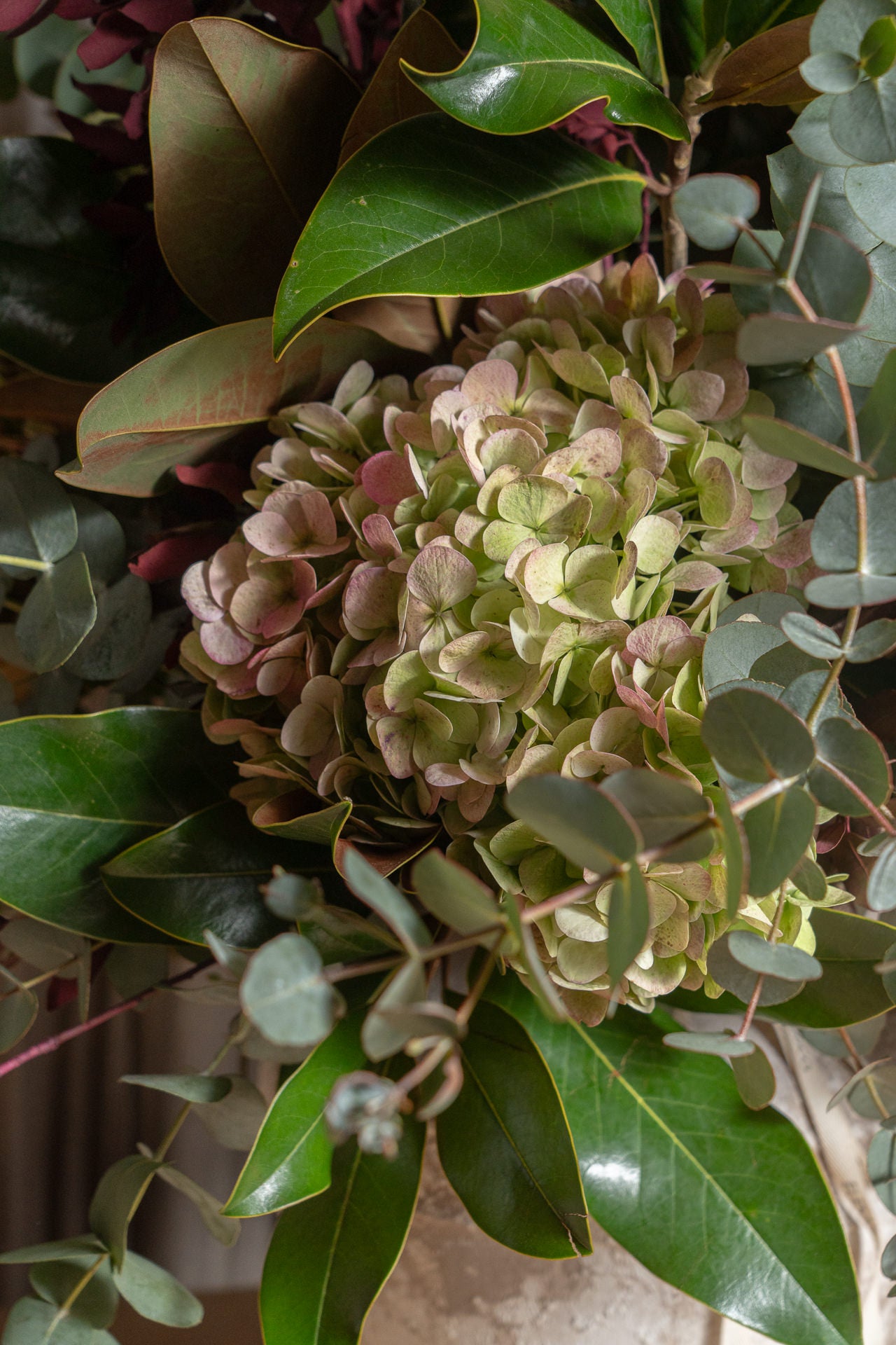 Jarrón Ánfora con Magnolio, Eucalipto y Hortensias 2