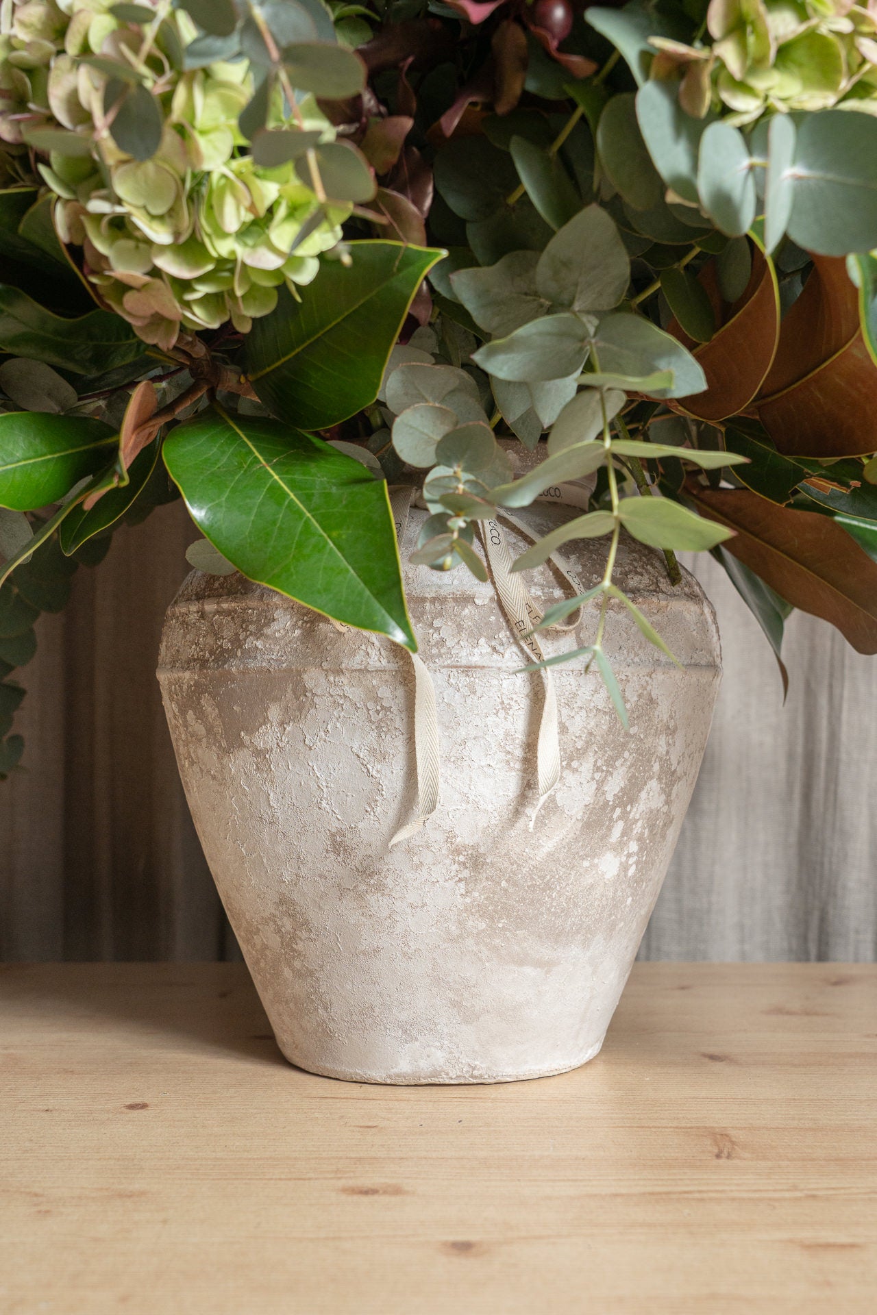 Jarrón Ánfora con Magnolio, Eucalipto y Hortensias 4