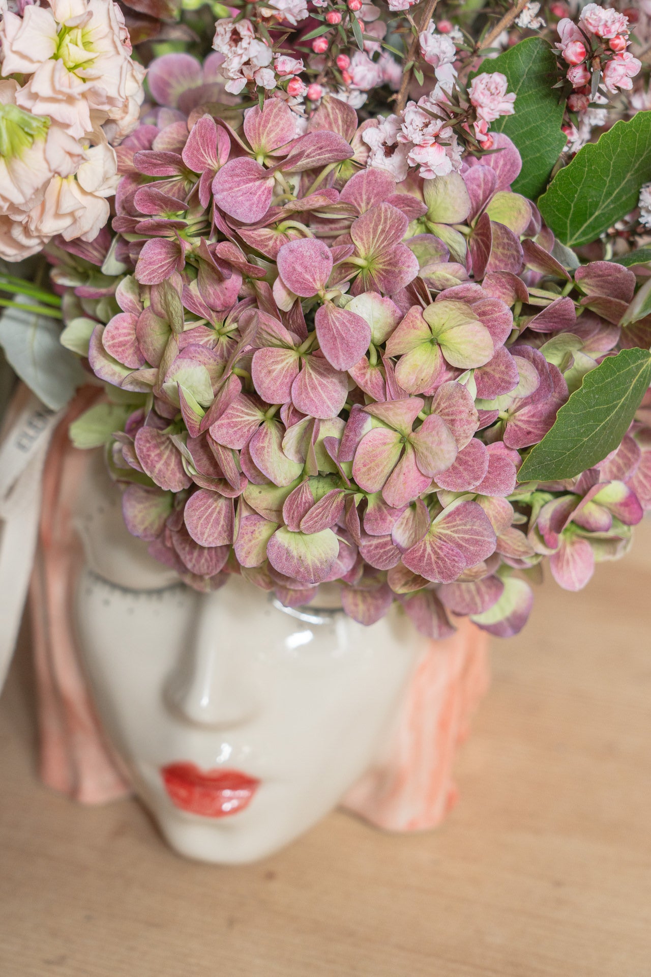 Jarrón Hécate con flores frescas 3