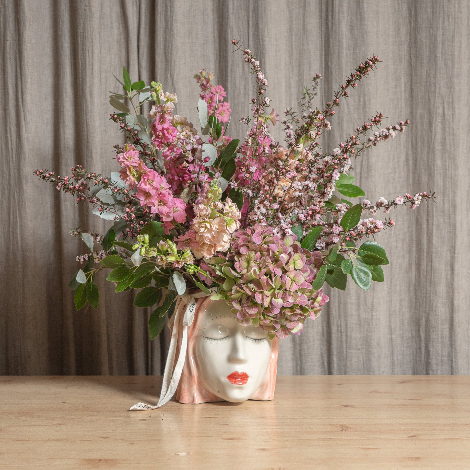 Jarrón Hécate con flores frescas 5