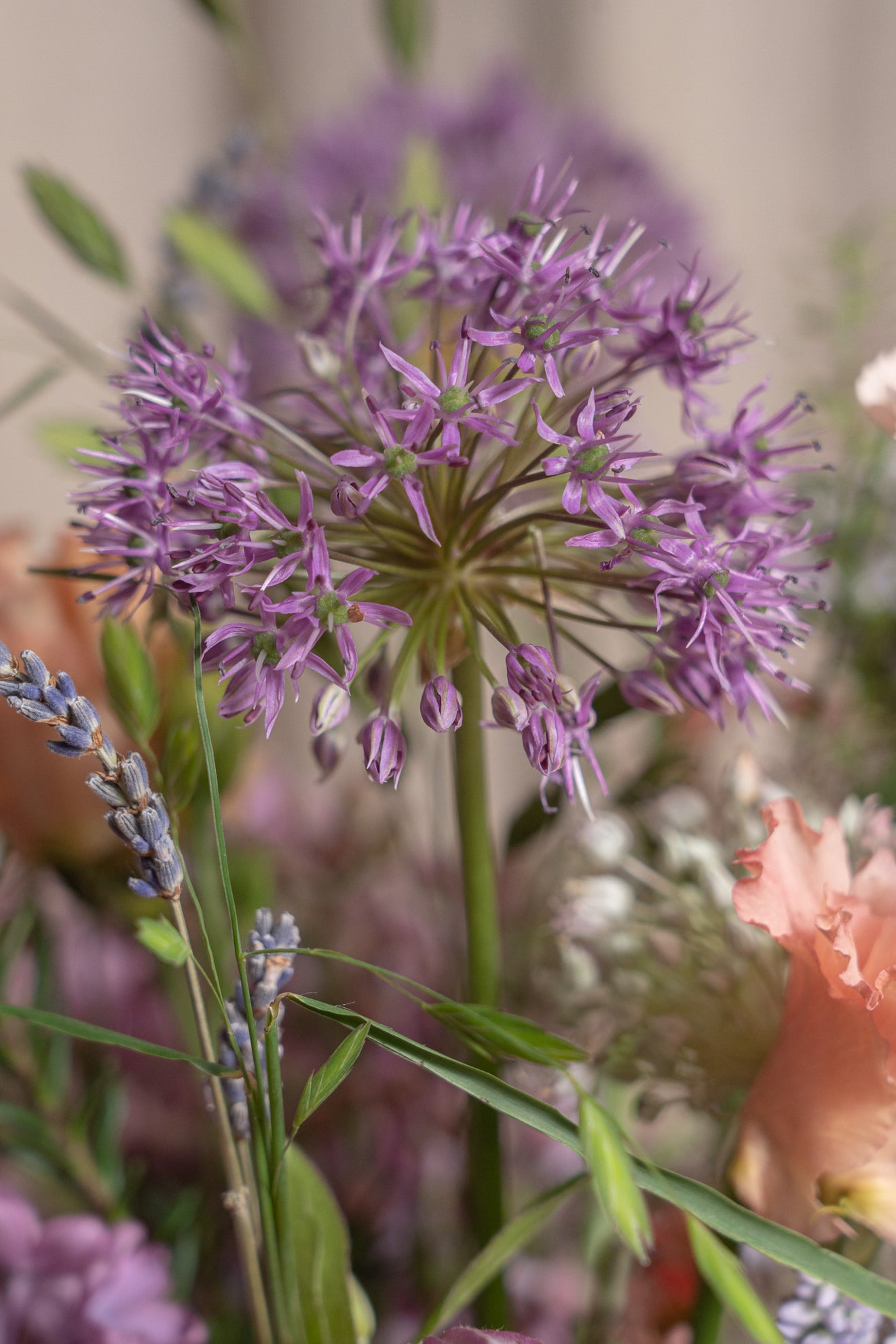 Jarrón de Vidrio Verde con Flores Frescas 5