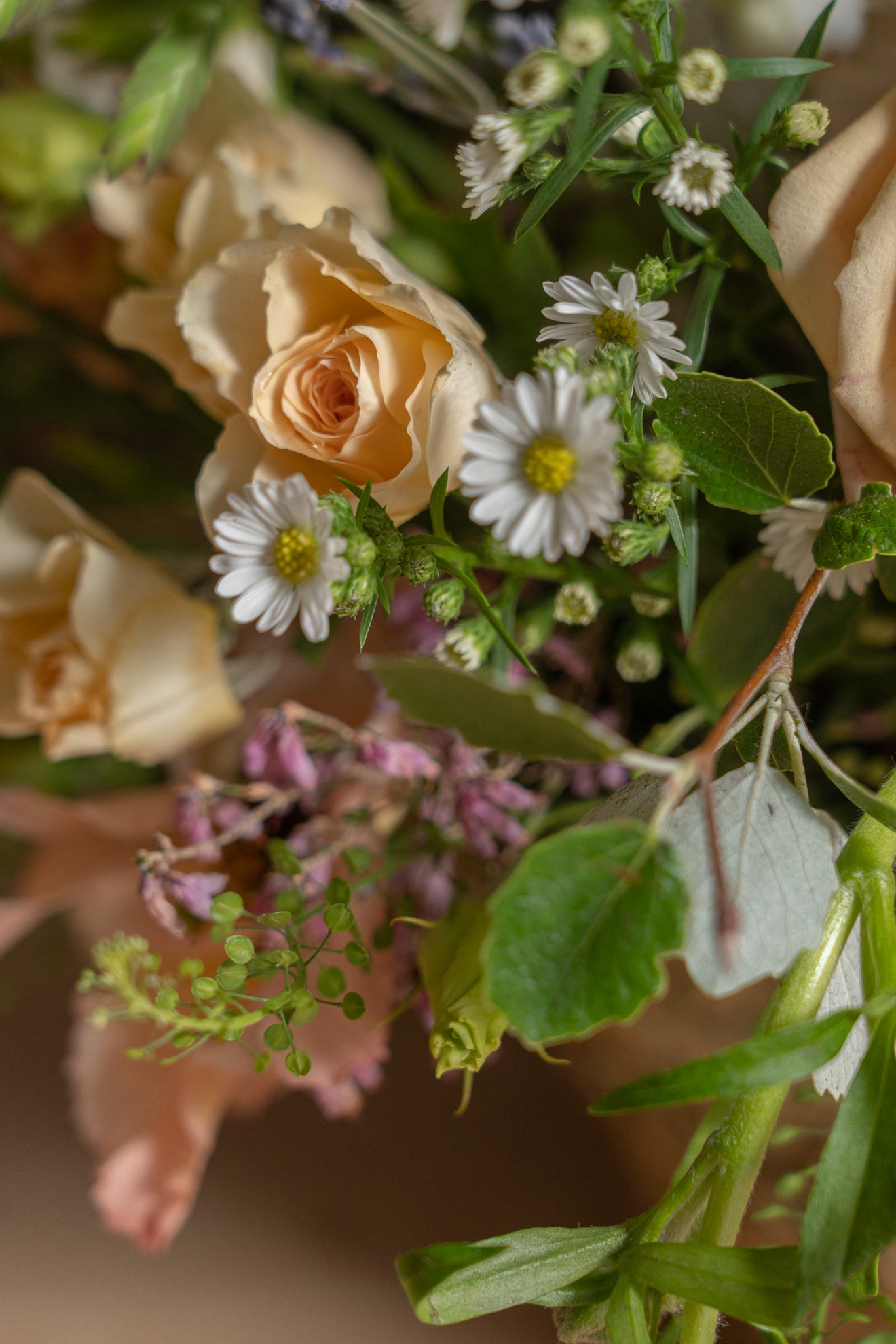 Capazo de esparto Mediano con flores frescas 5