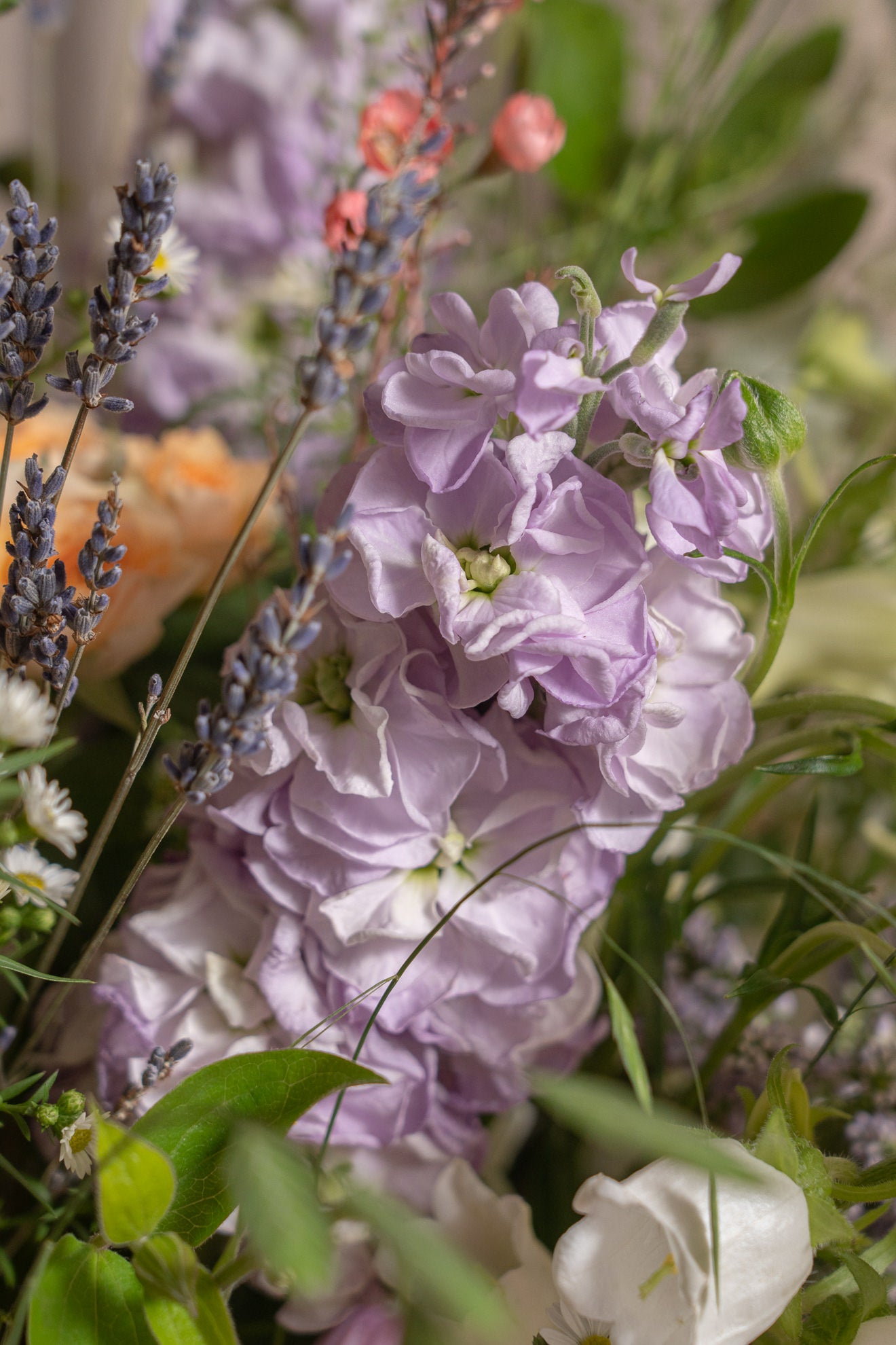 Capazo de esparto Mediano con flores frescas 4