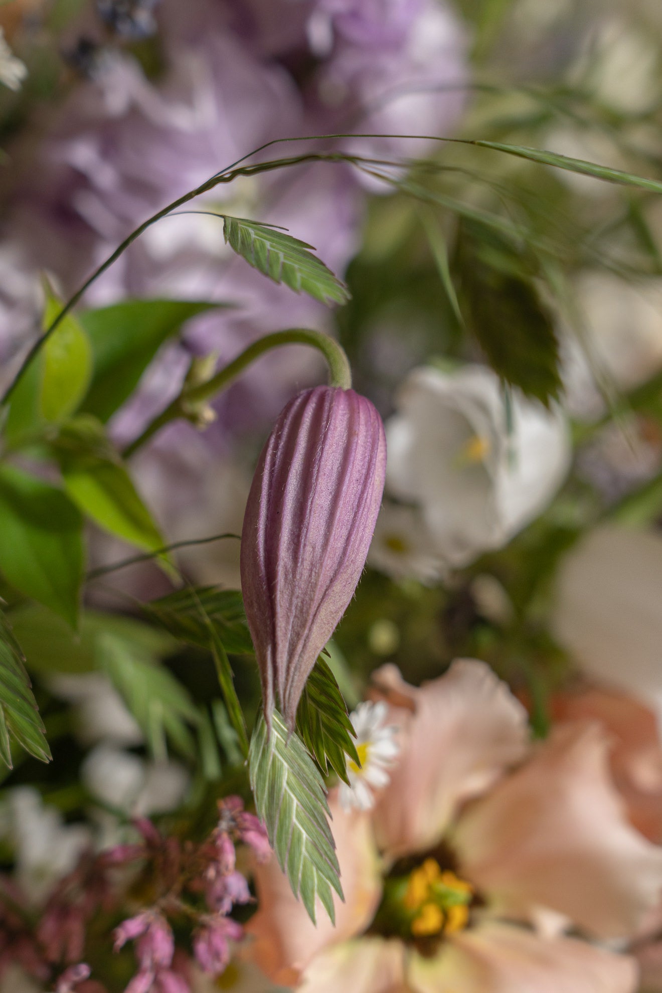 Capazo de esparto Mediano con flores frescas 6