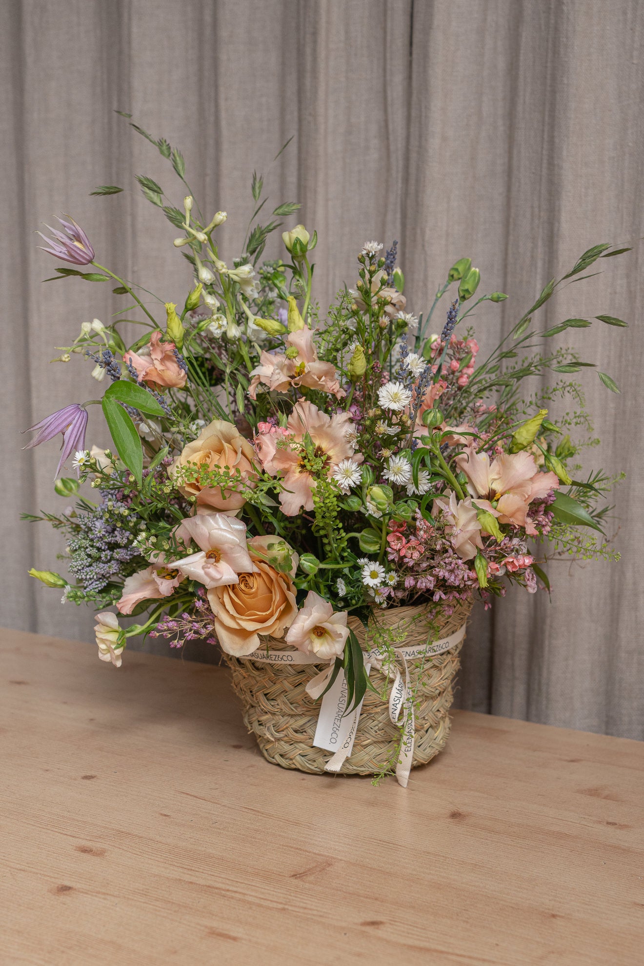 Macetero de esparto redondo con flores frescas 4