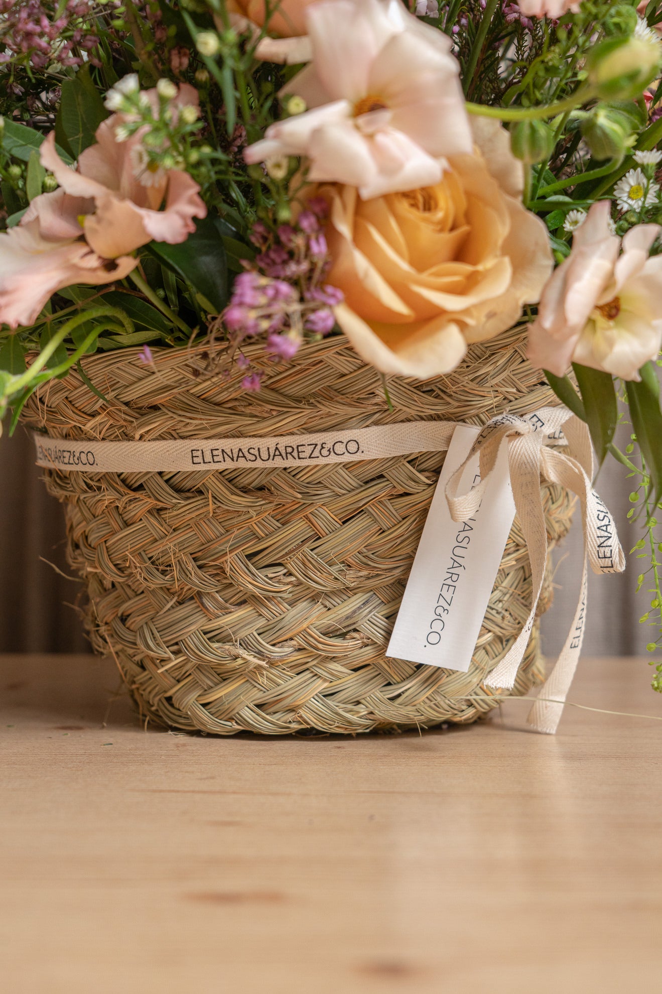 Macetero de esparto redondo con flores frescas 2