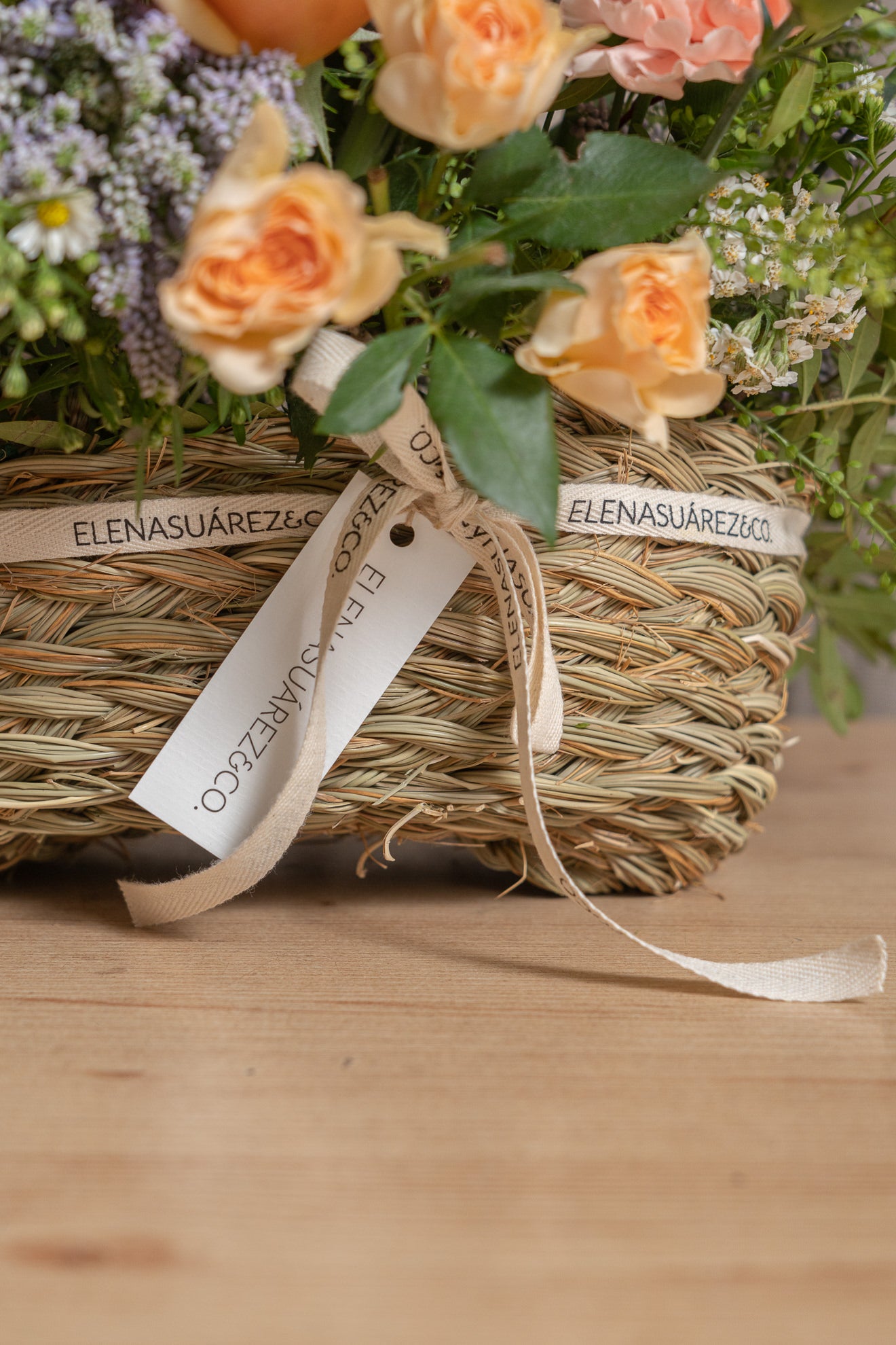 Cesto de Esparto Ovalado Pequeño con flores frescas 2