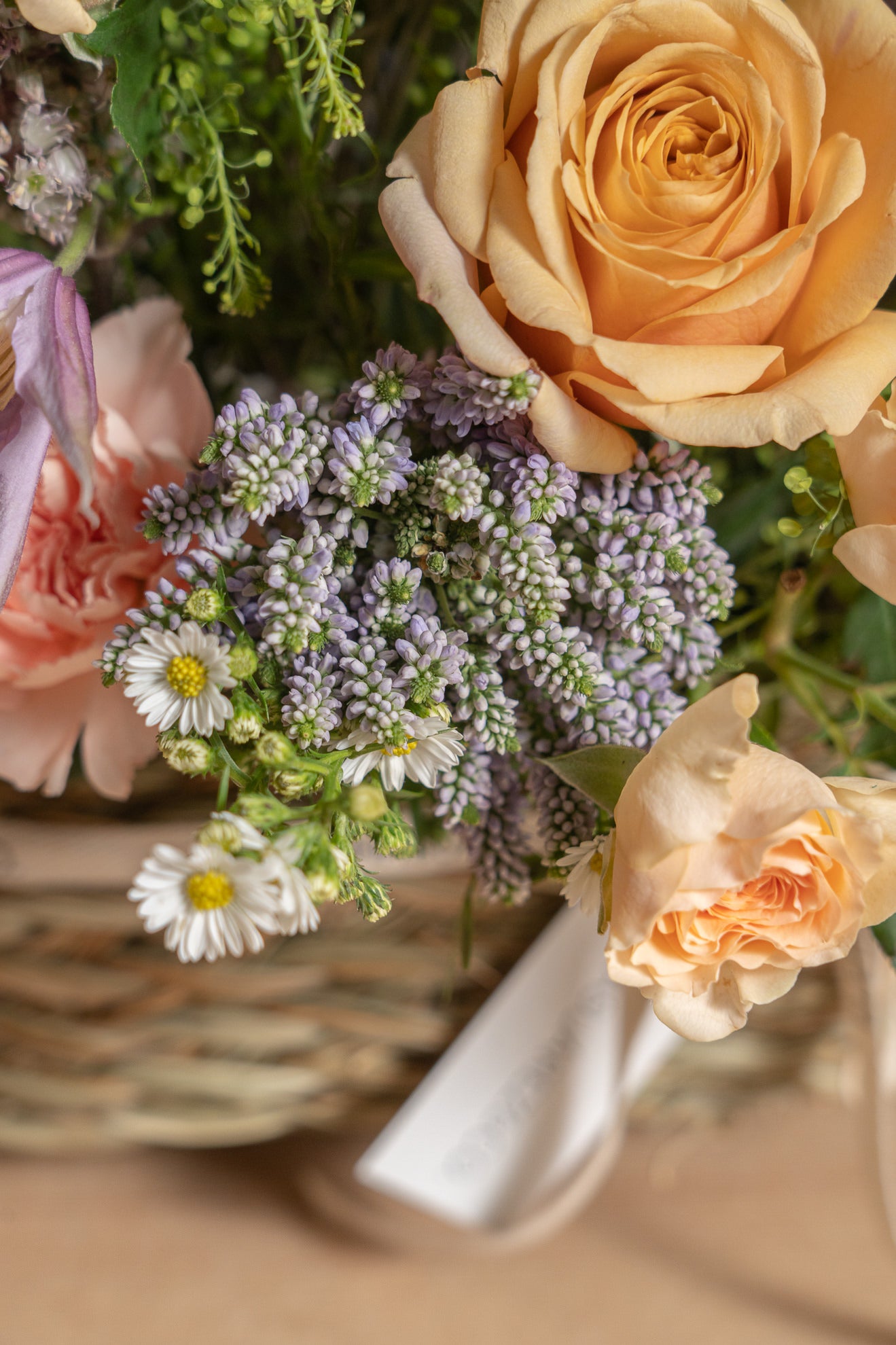 Cesto de Esparto Ovalado Pequeño con flores frescas 5