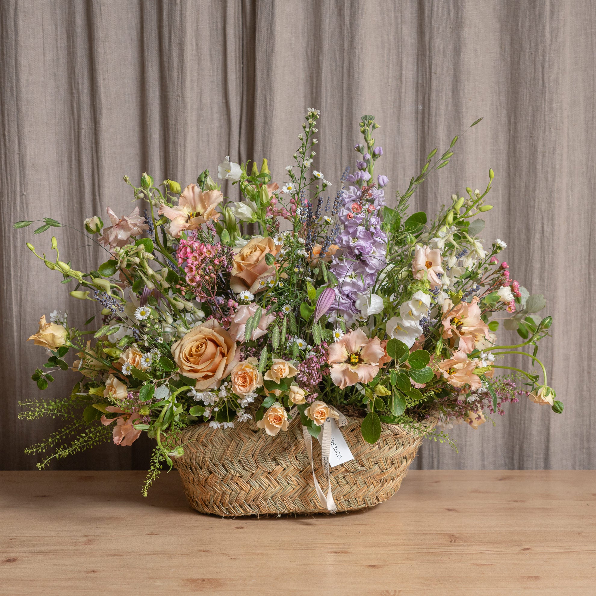 Capazo de esparto Mediano con flores frescas