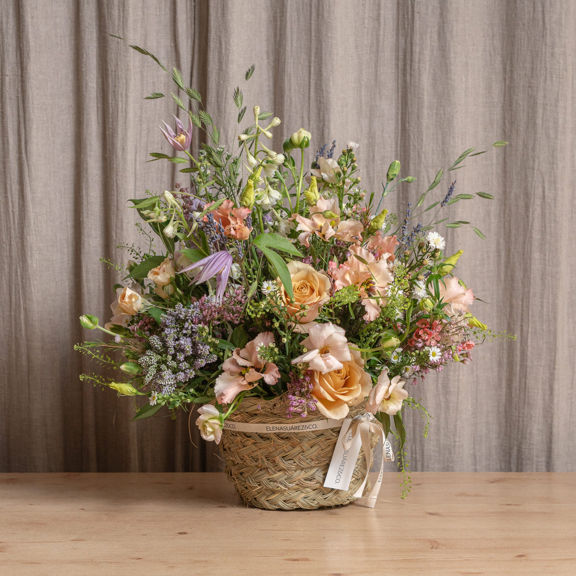 Macetero de esparto redondo con flores frescas