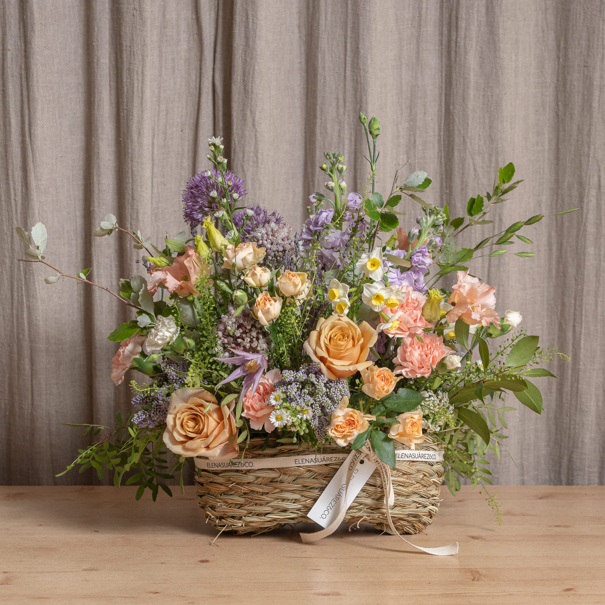 Cesto de Esparto Ovalado Pequeño con flores frescas