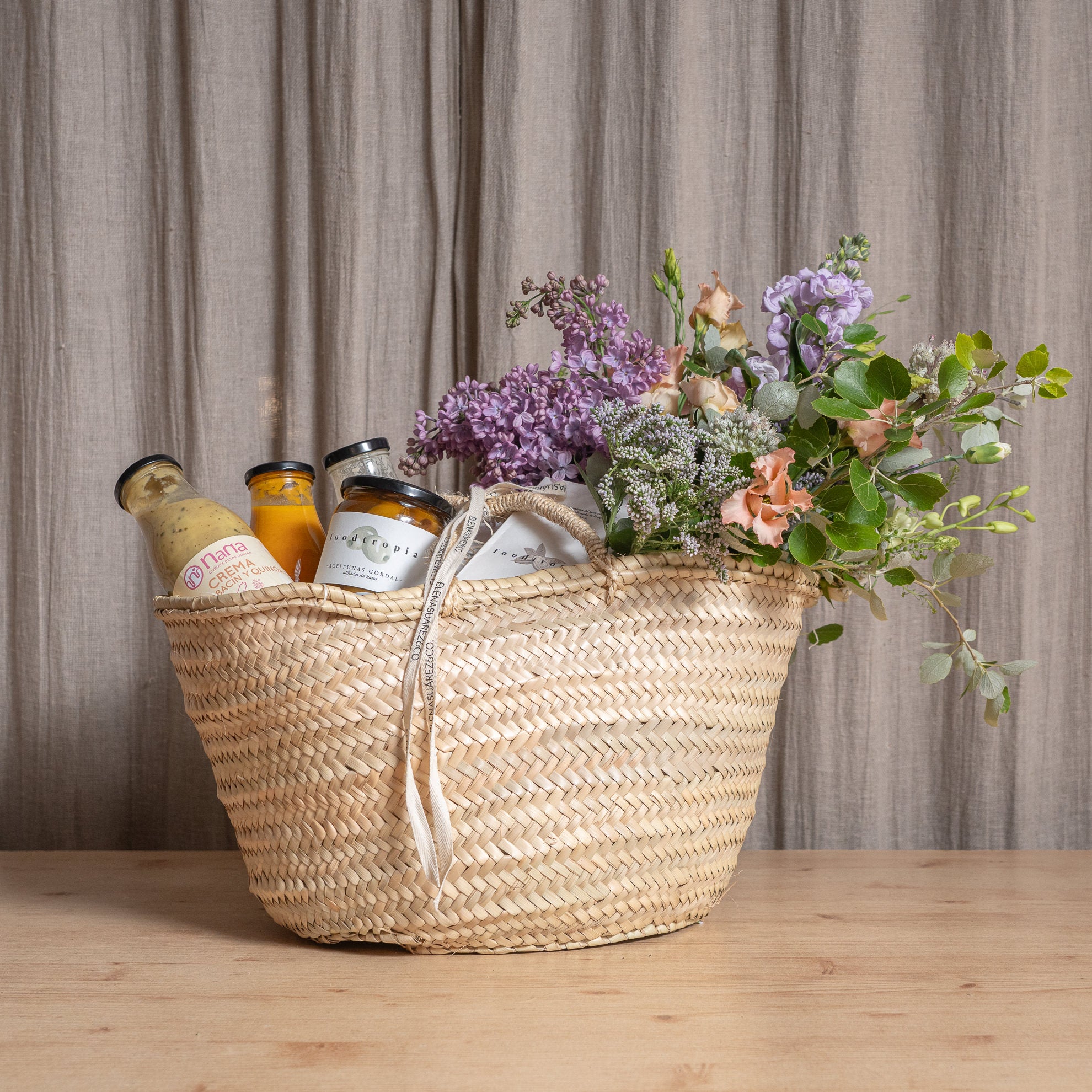 Cesto de palma con productos Foodtropia y Nana Food