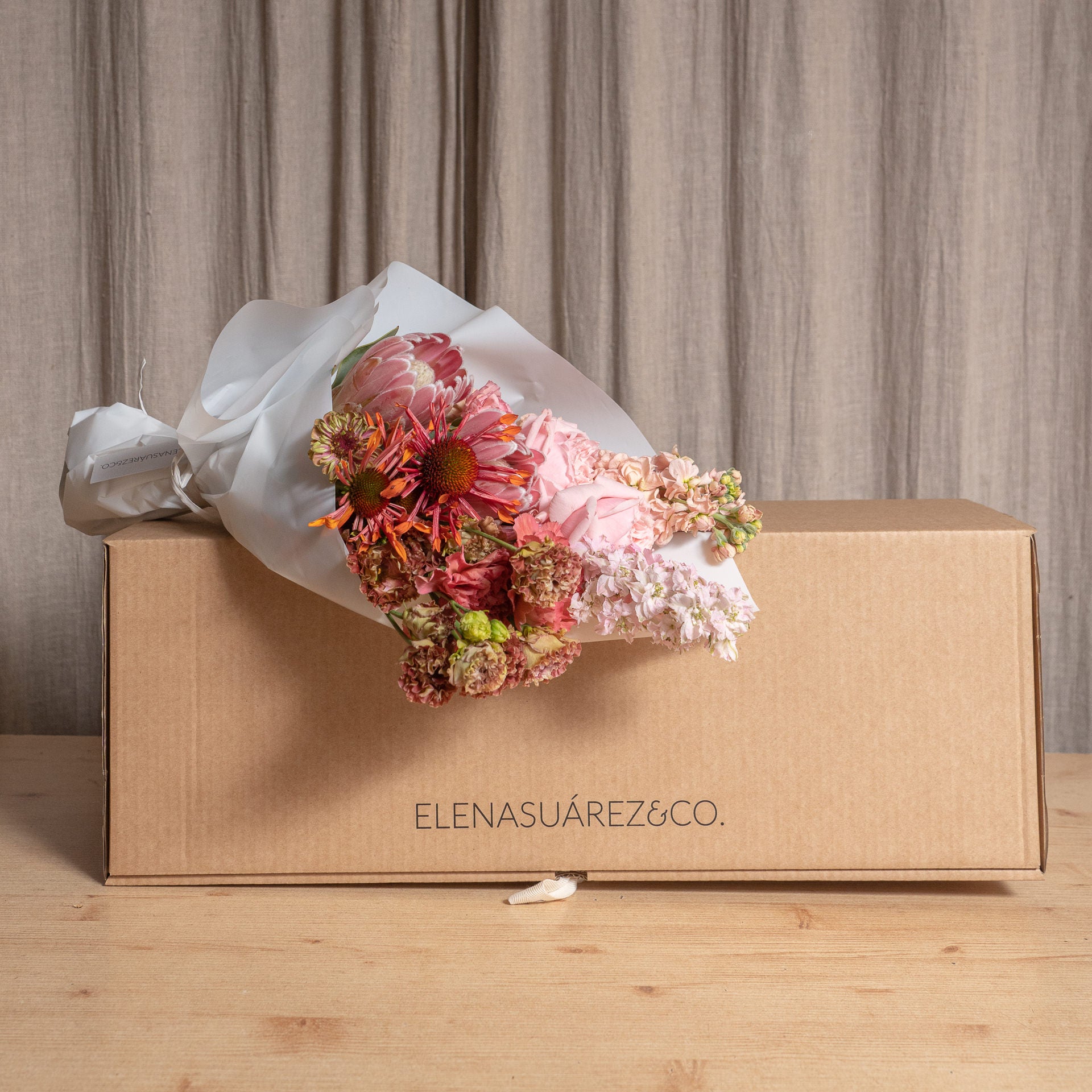 Paquete de Flores Variadas de temporada en tonos rosas/fucsias