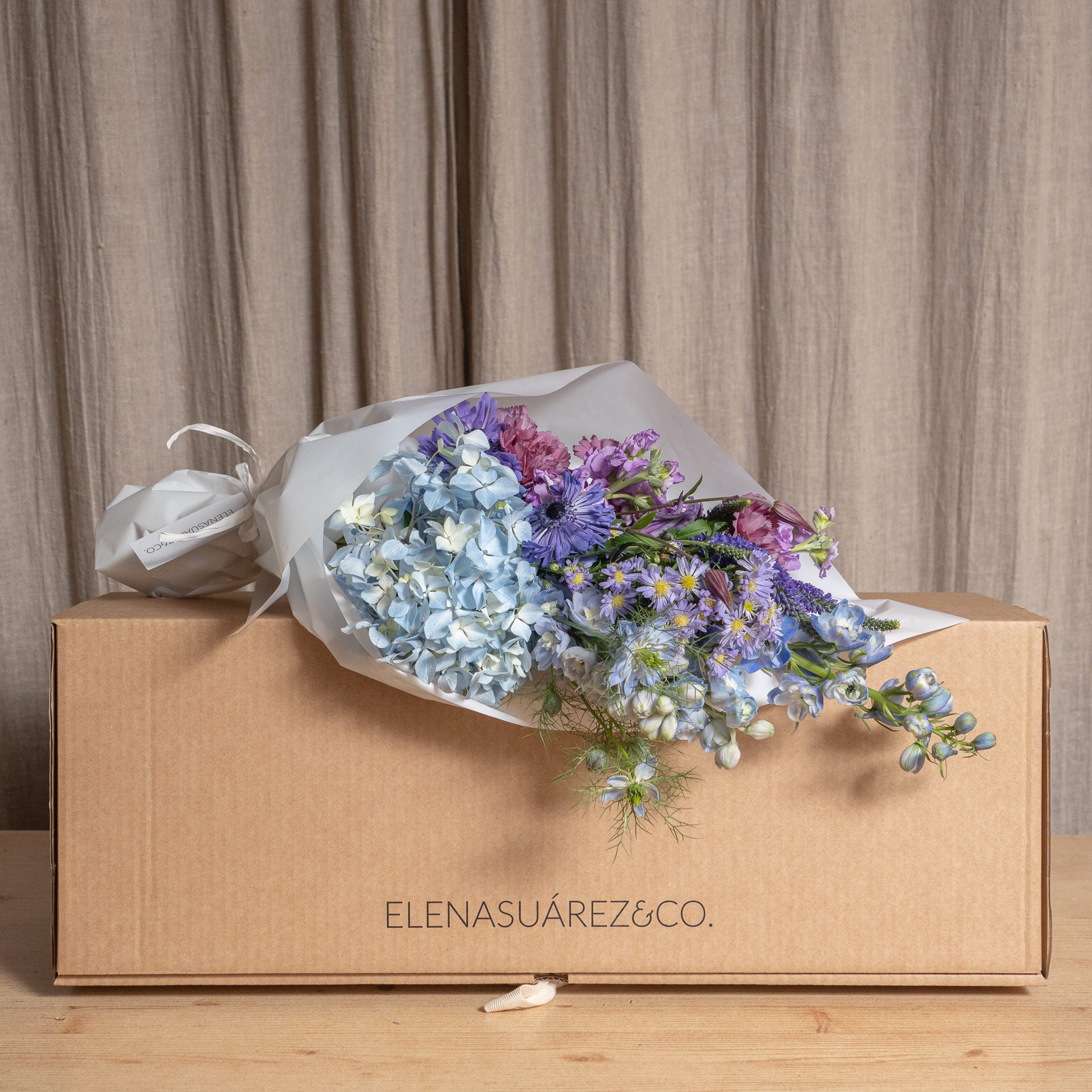 Paquete de Flores Variadas de temporada en tonos azules/malvas