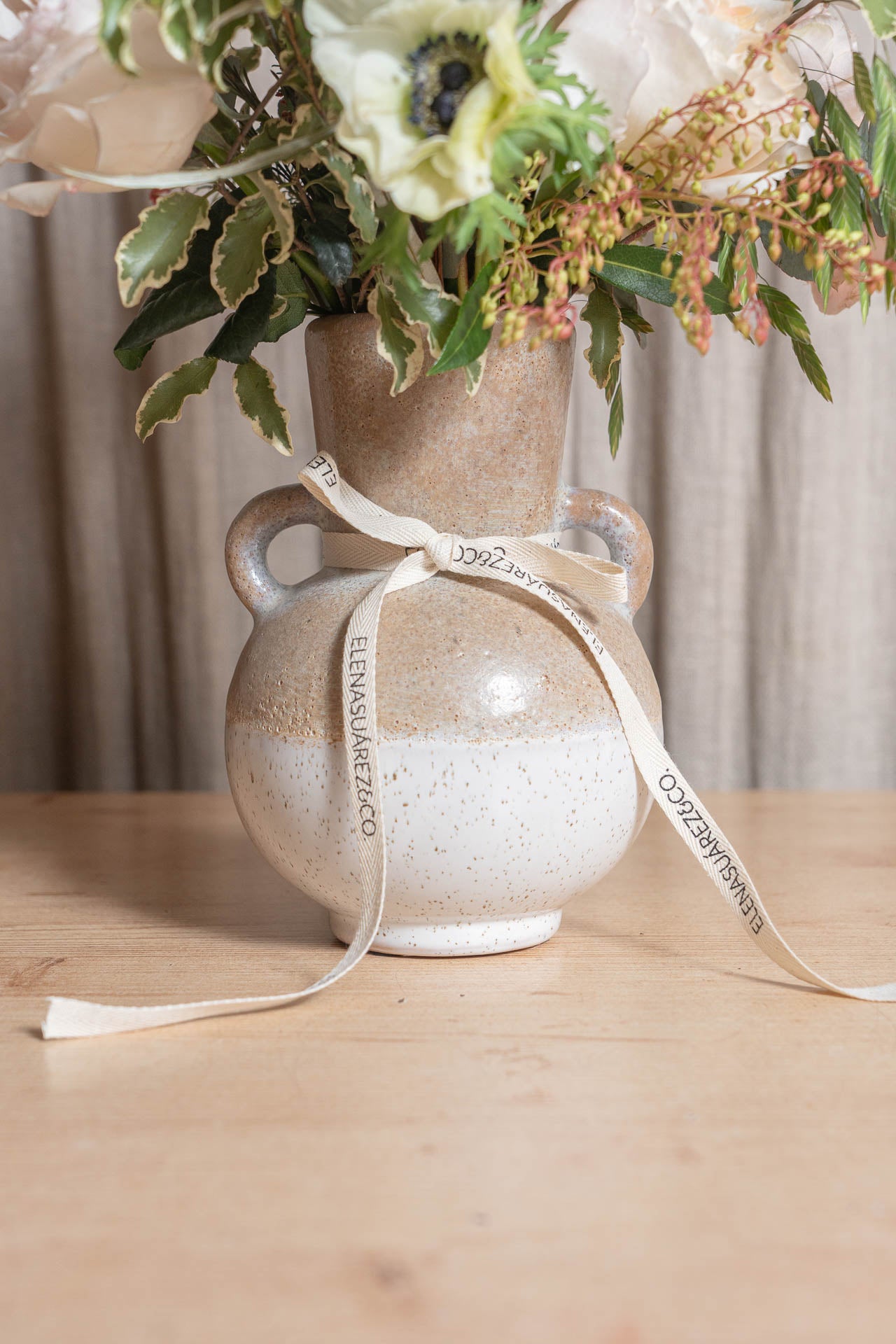 Jarra de cerámica con Flores de Temporada 2