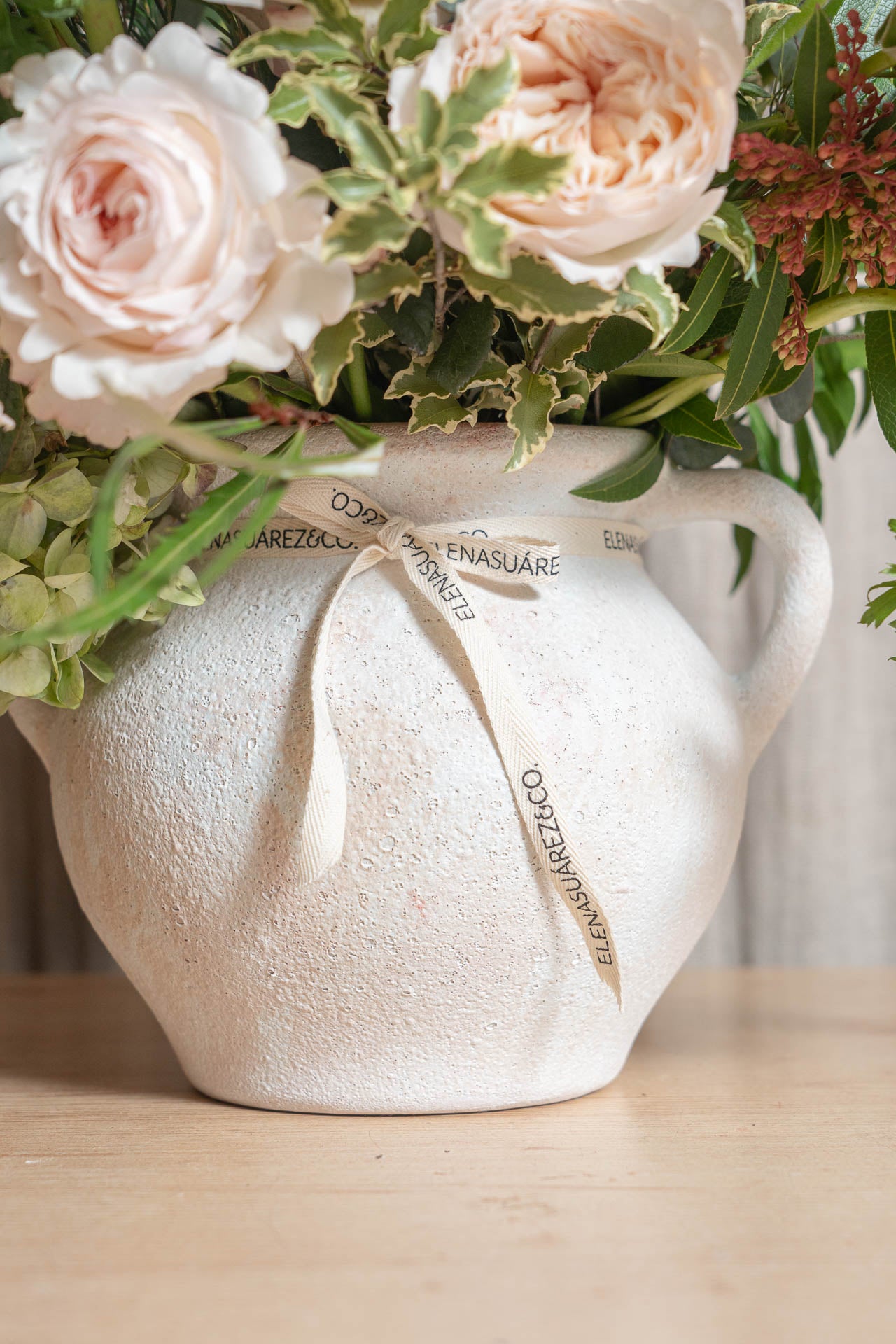 Jarrón Ánfora blanco con flores de temporada 3