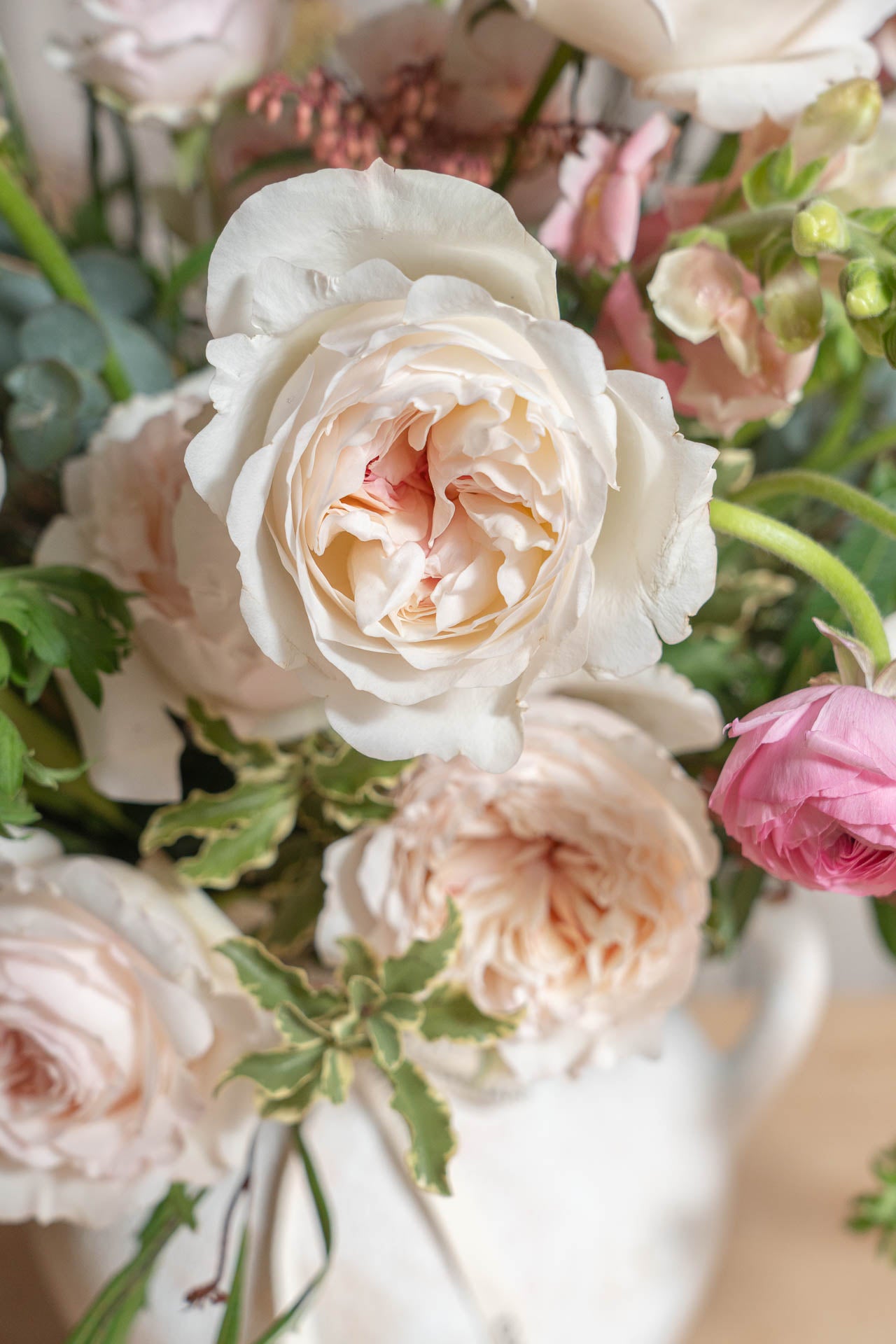 Jarrón Ánfora blanco con flores de temporada 4