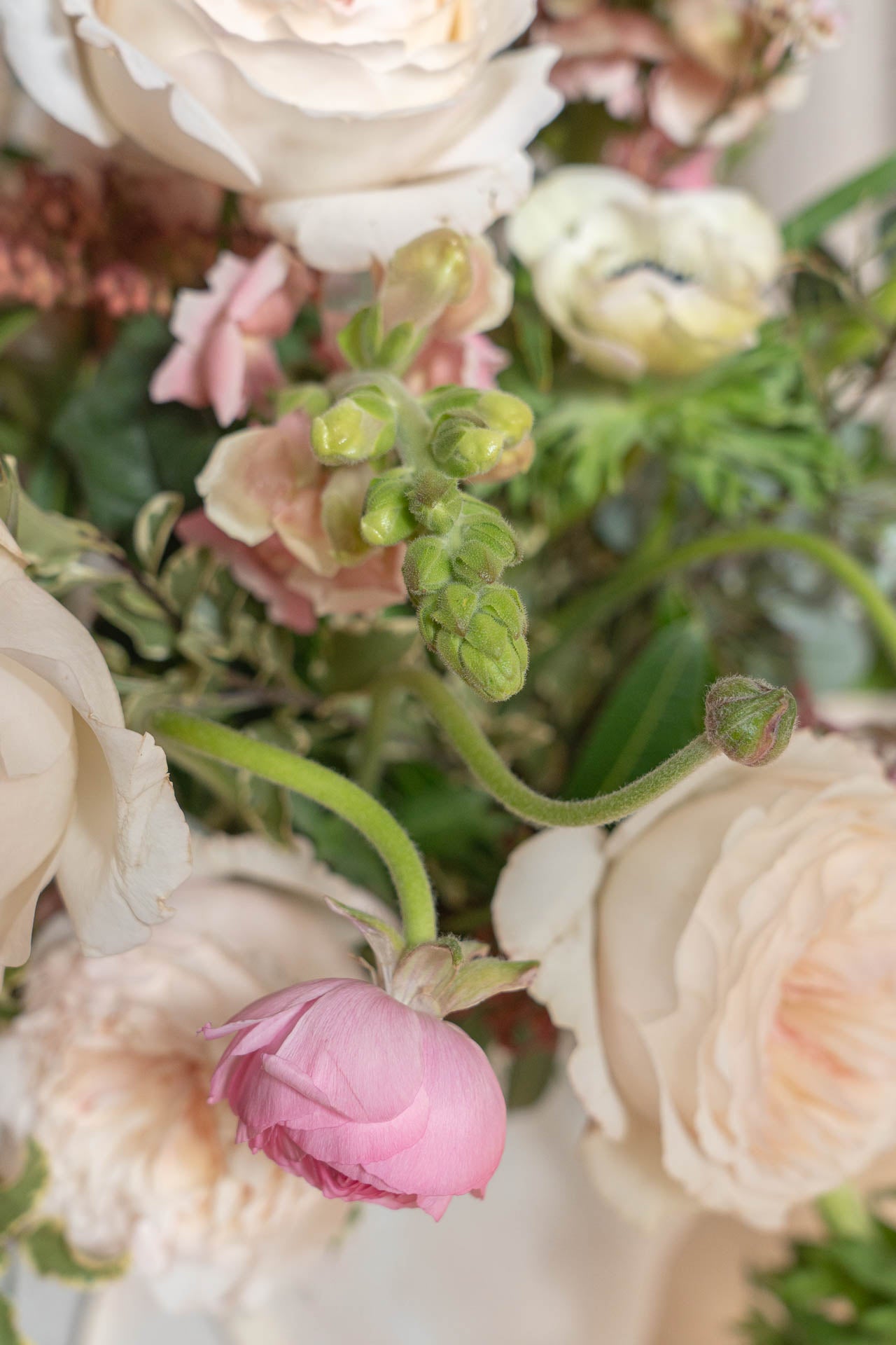 Jarrón Ánfora blanco con flores de temporada 5
