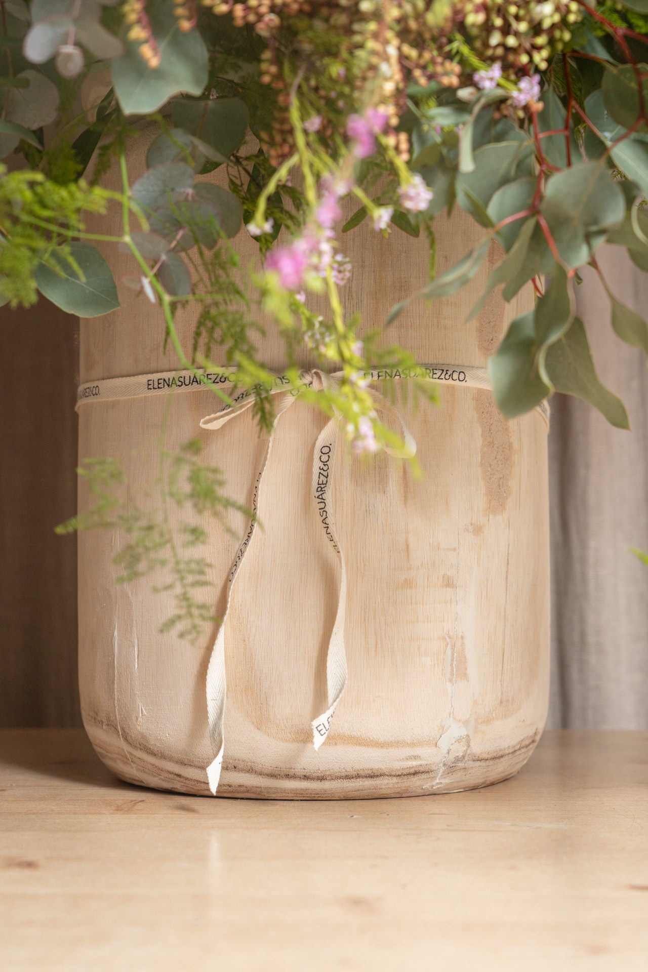 Jarrón de Madera con Verdes de Temporada 3