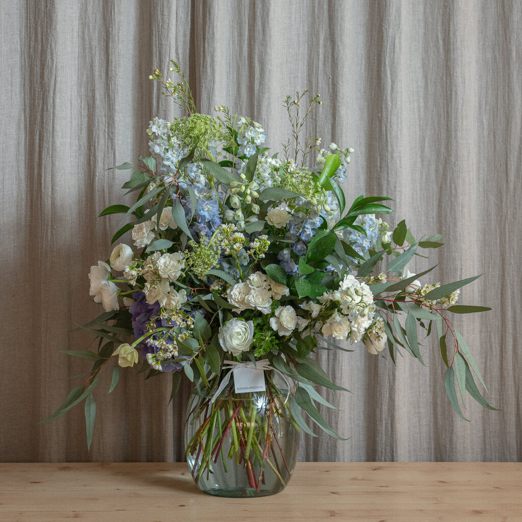 Jarrón Vidrio Reciclado con Flores Frescas